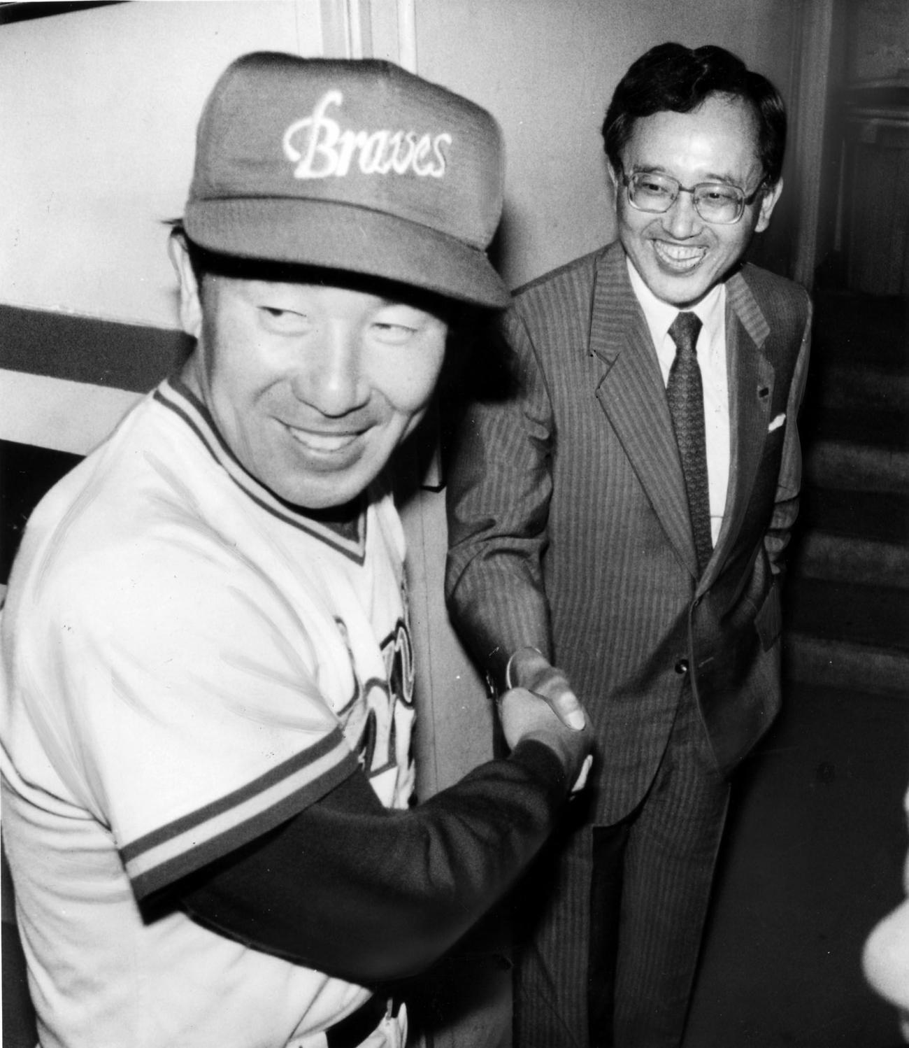 89年9月28日、上田監督（左）は宮内オーナーと握手