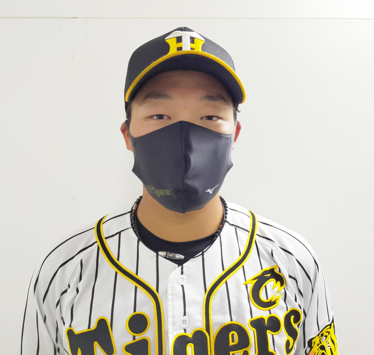 阪神でチームが着用するマウスカバーの「オーセンティックマウスカバー」、写真はブラックを着用する大山悠輔（球団提供）