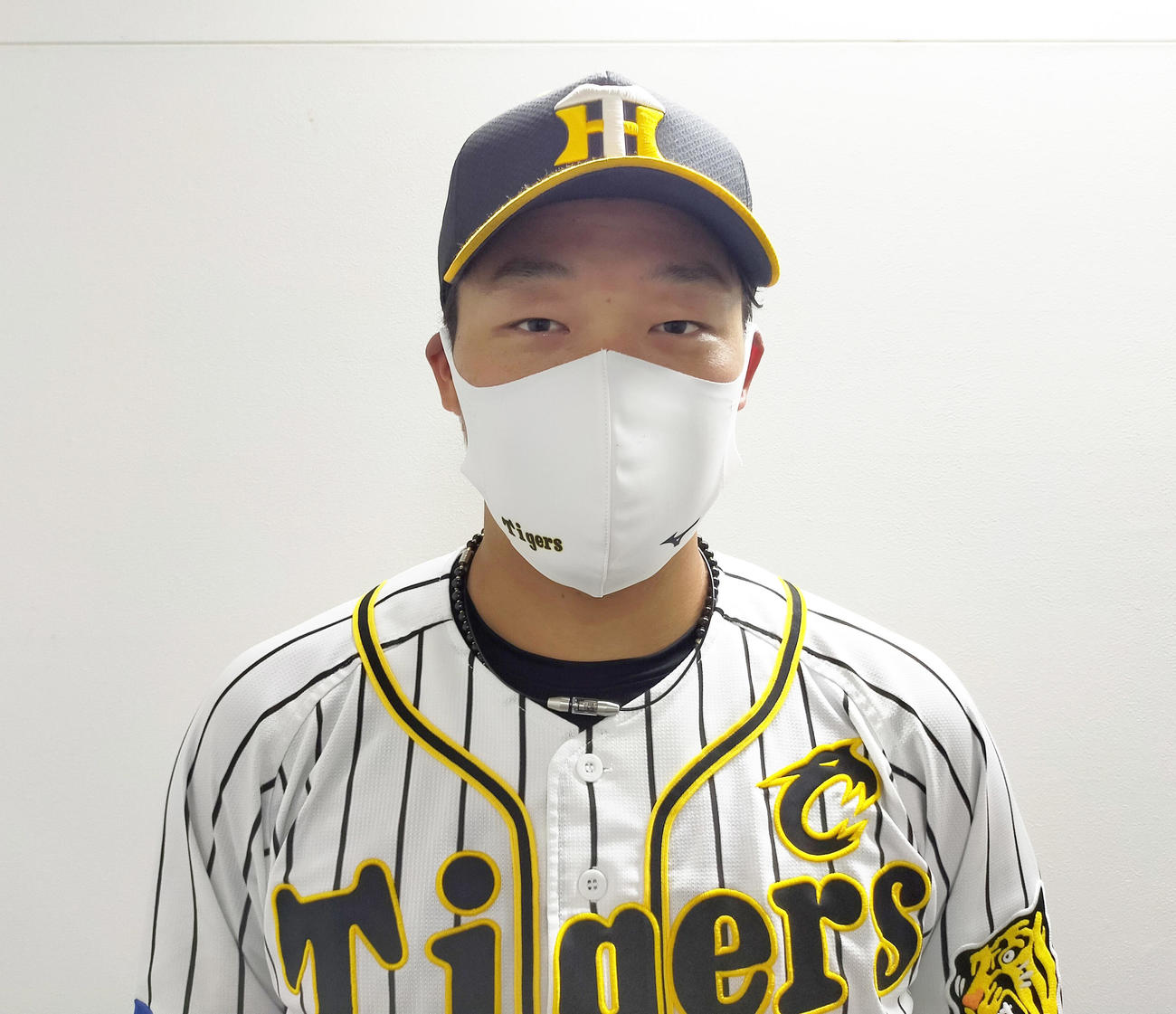 阪神でチームが着用するマウスカバーの「オーセンティックマウスカバー」、写真はホワイトを着用する大山悠輔（球団提供）
