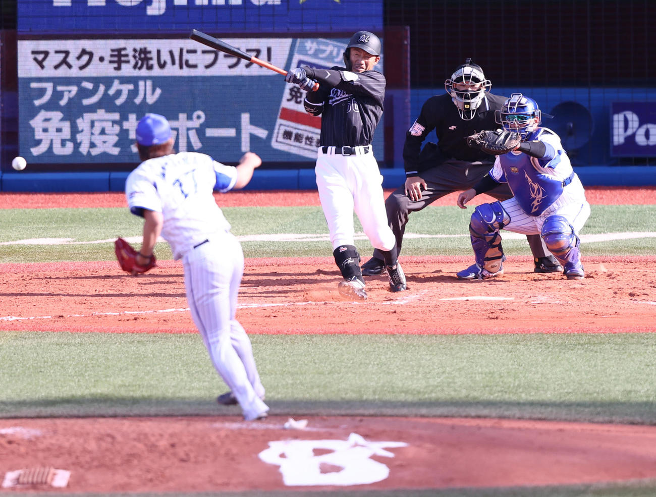 DeNA対ロッテ　9回表ロッテ1死一塁、三嶋から右前打を放つ鳥谷（撮影・野上伸悟）