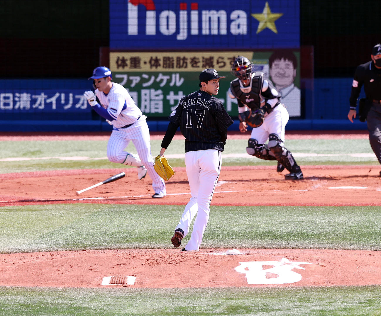 DeNA対ロッテ　2回裏DeNA無死、佐野を遊ゴロに仕留める佐々木朗（撮影・野上伸悟）