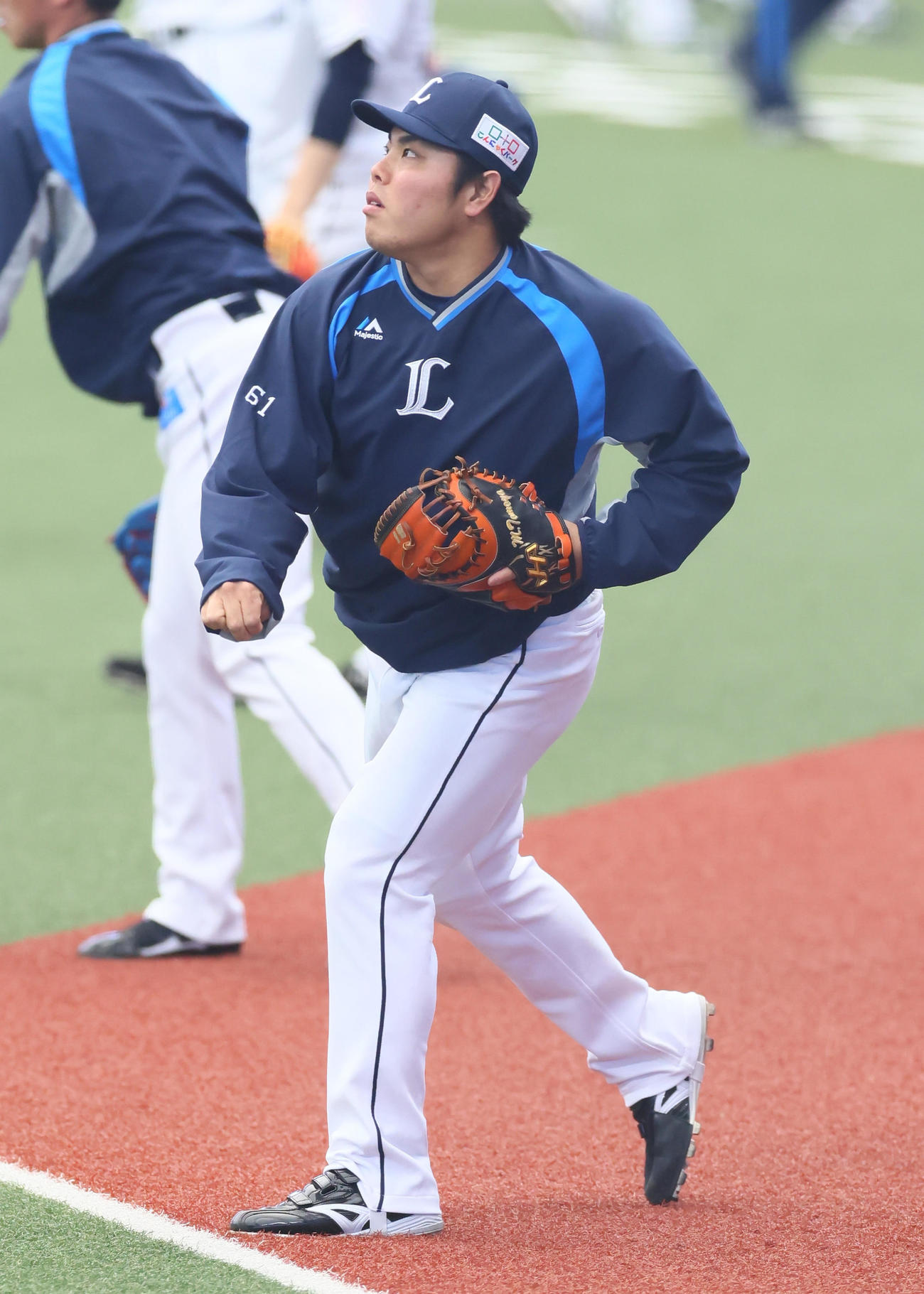 キャッチボールで調整する西武平良（撮影・足立雅史）