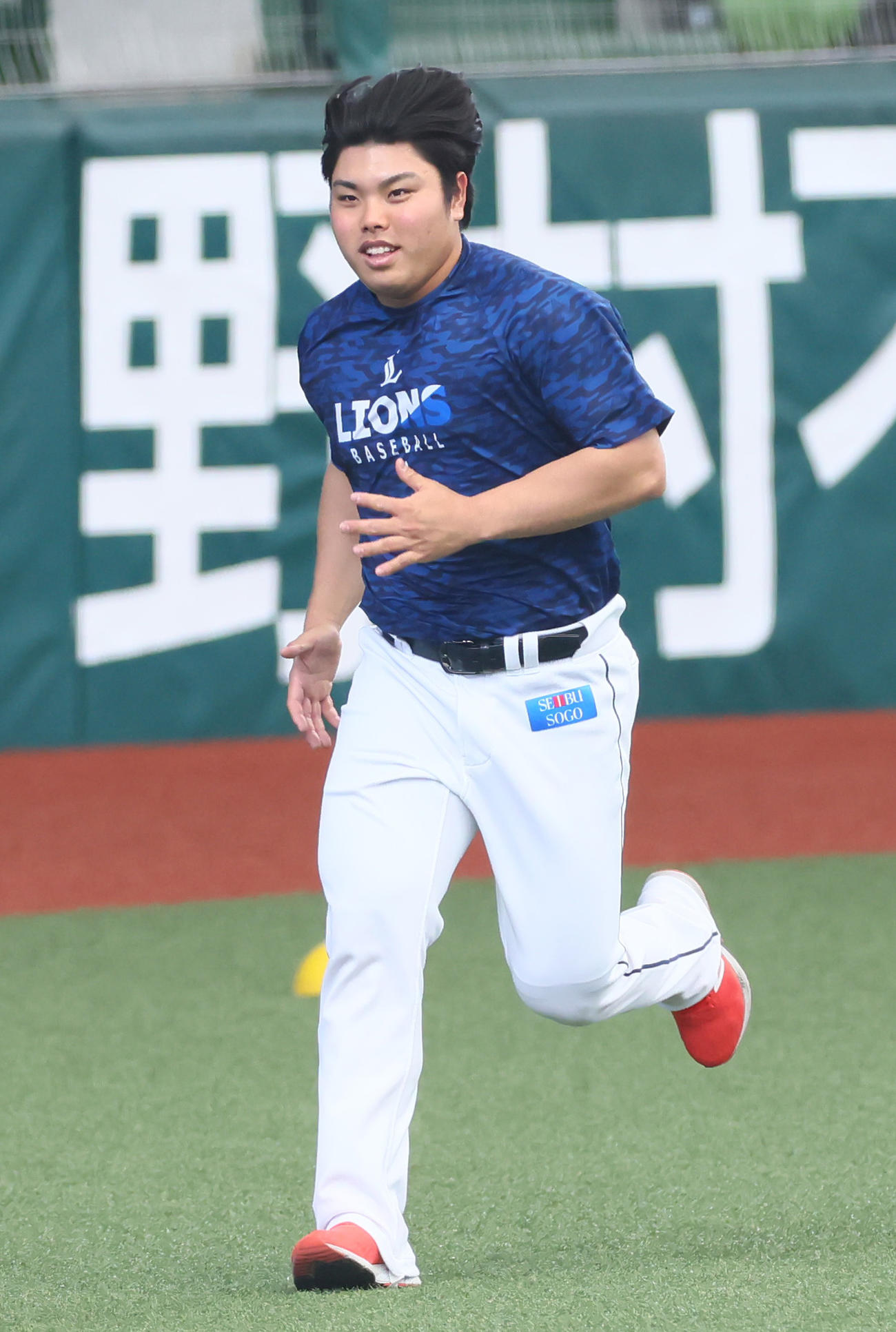 外野ダッシュを繰り返す西武平良（撮影・足立雅史）
