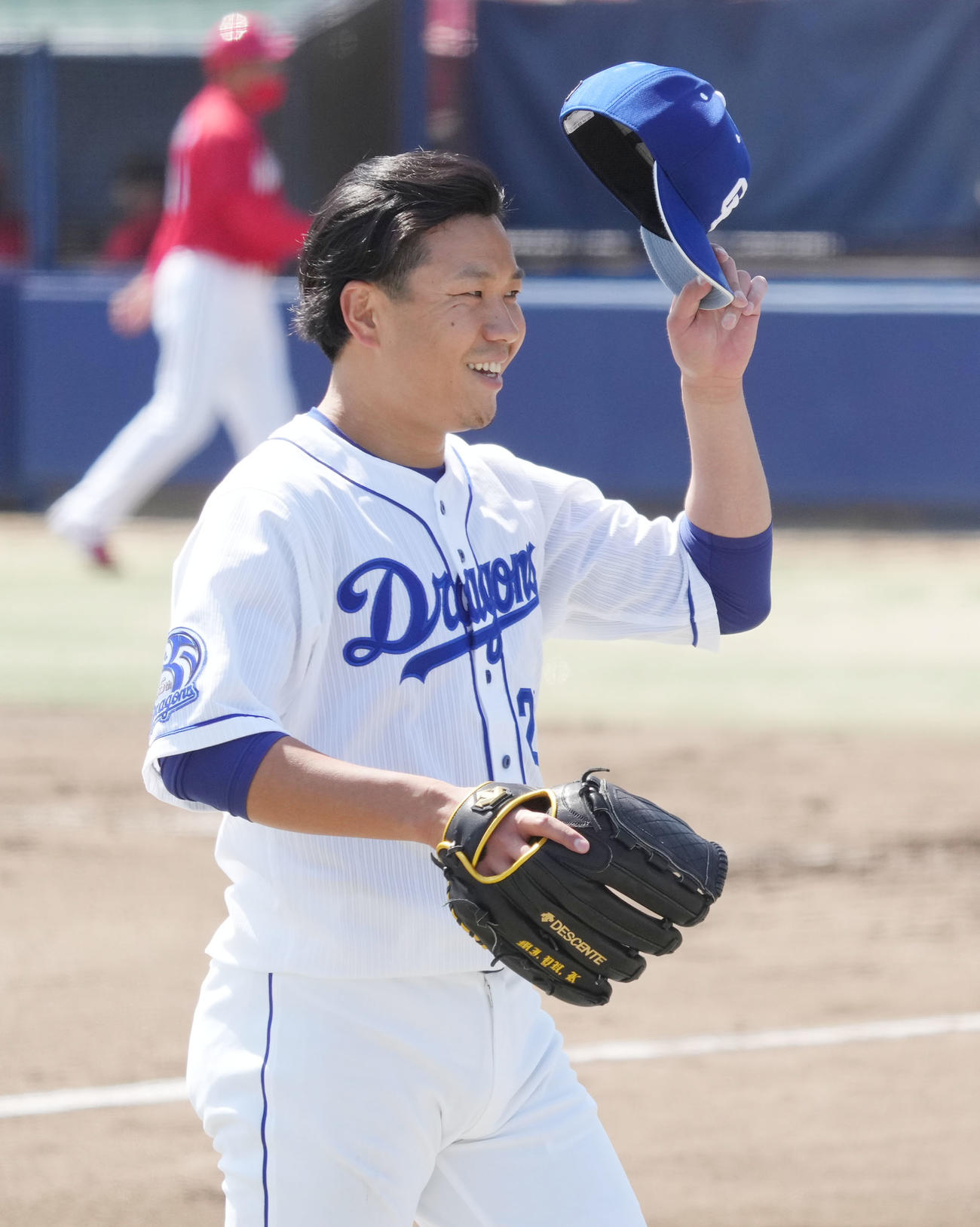 ウエスタンリーグ中日対広島　3回表広島攻撃終了、明るい表場でベンチへ戻る中日先発の大野雄大（撮影・森本幸一）