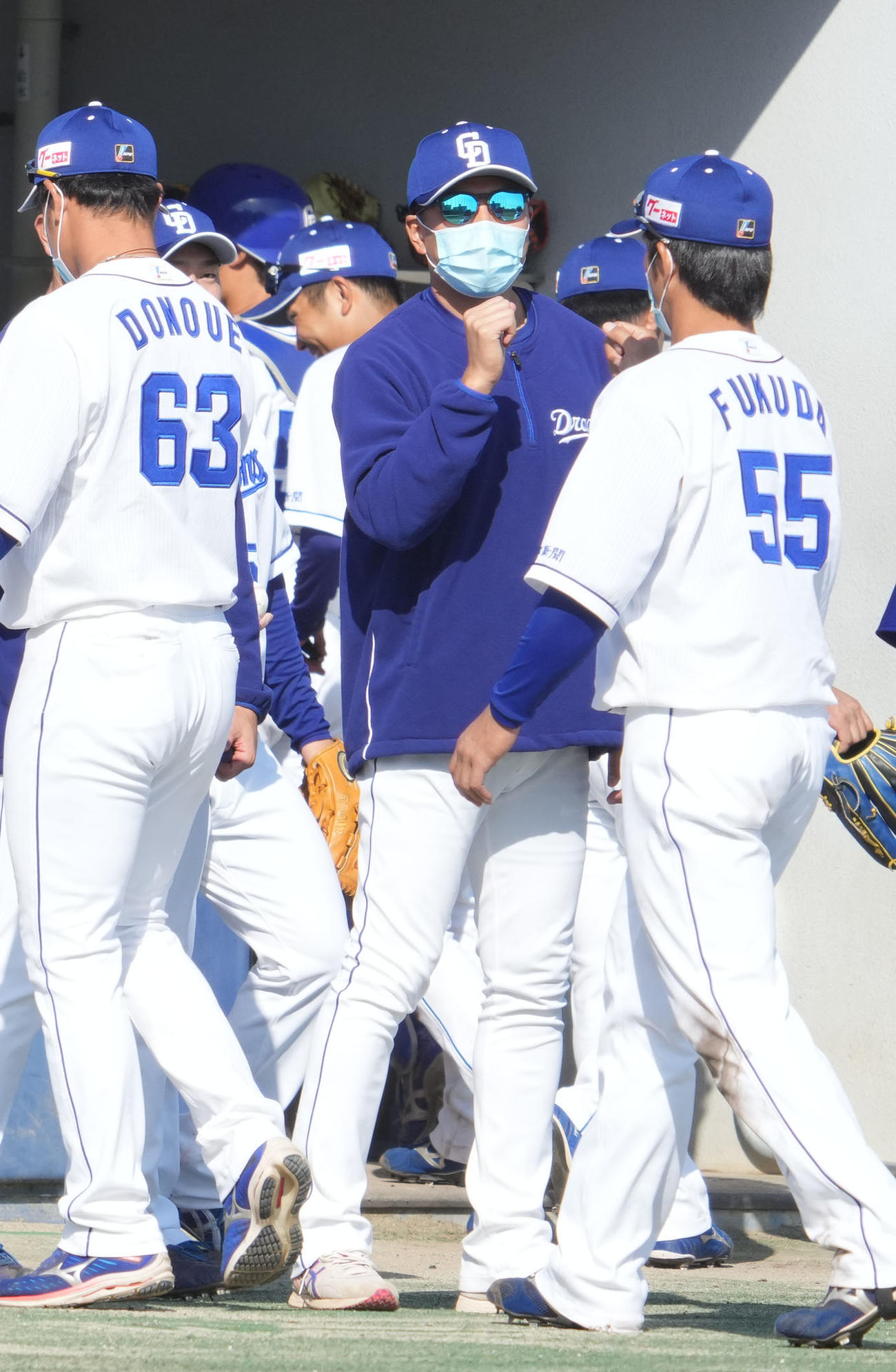 ウエスタンリーグ中日対広島　試合終了、ナインを迎える大野雄大（中央）（撮影・森本幸一）