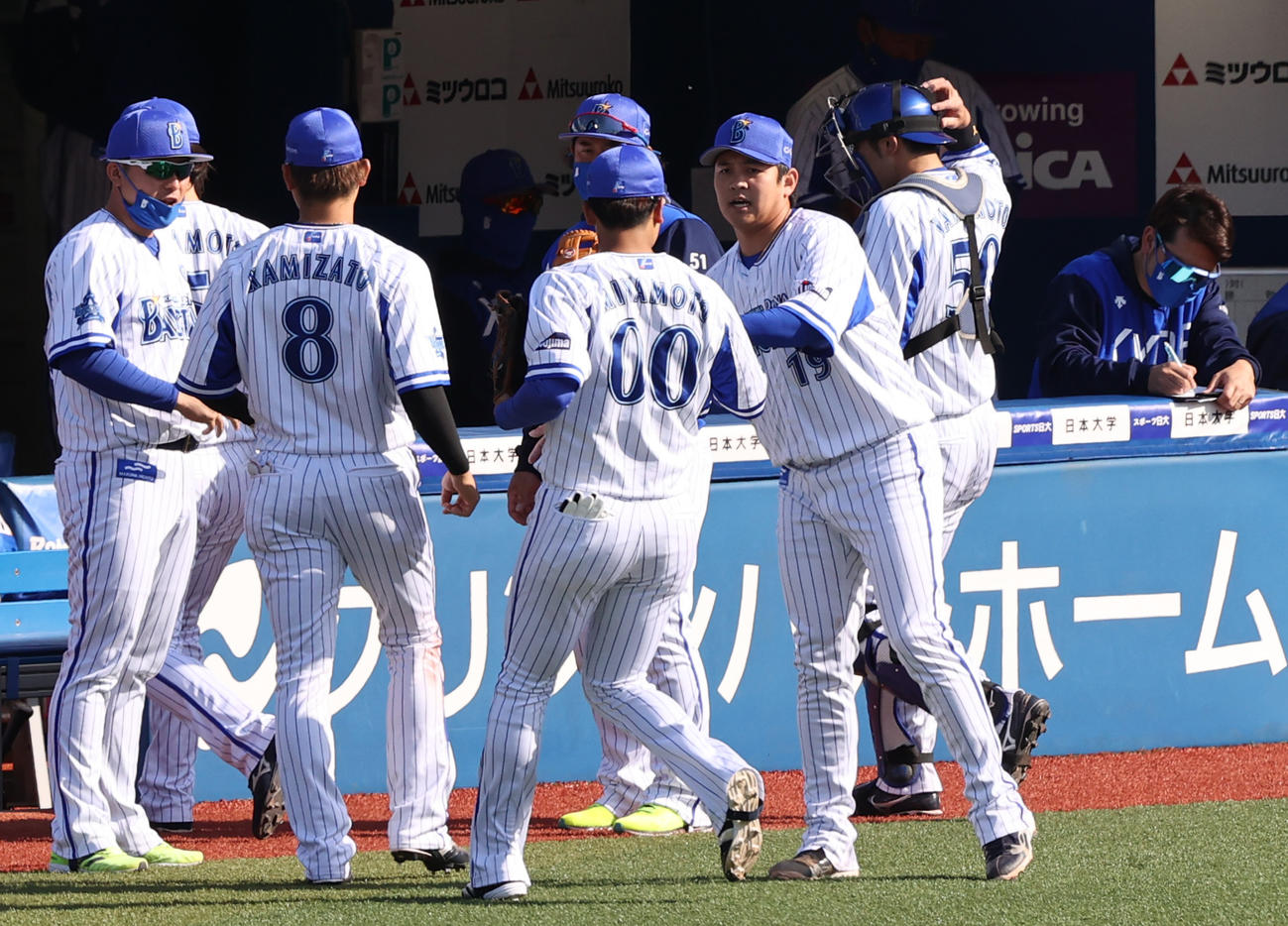 DeNA対ロッテ　7回表3者三振で終え、野趣を出迎えるDeNA山崎（撮影・野上伸悟）