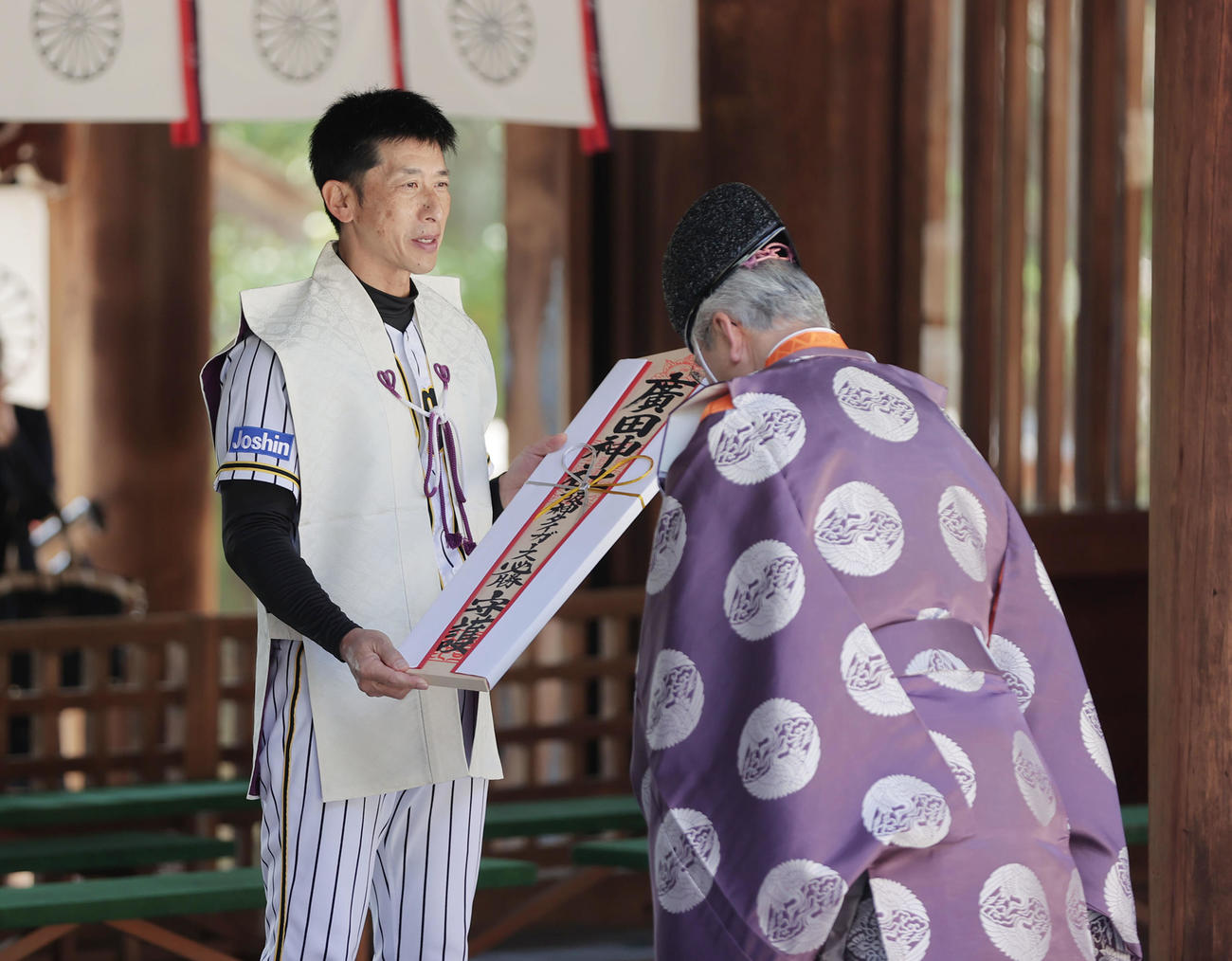 広田神社で必勝祈願を行った阪神矢野監督（代表撮影）