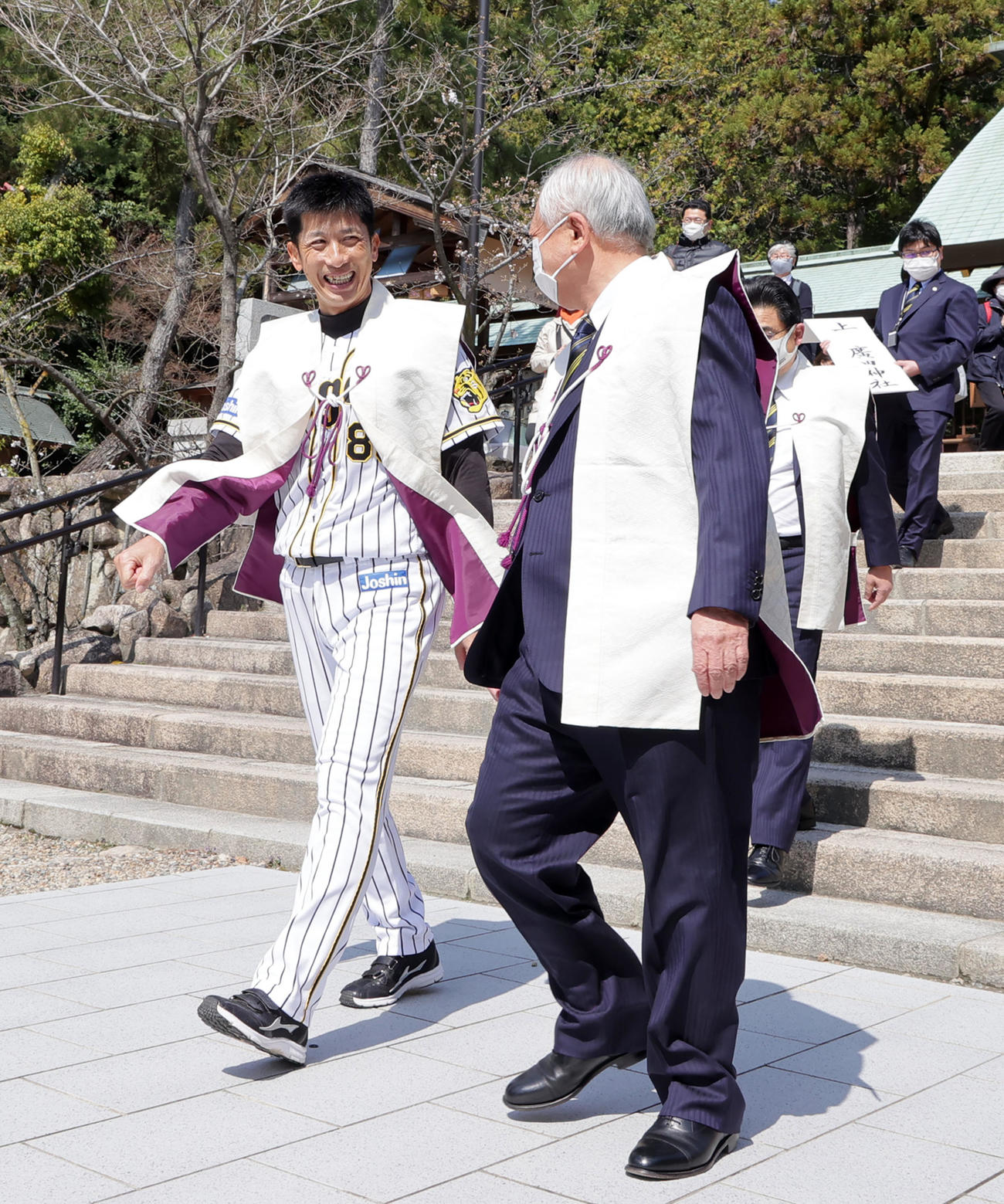 広田神社で必勝祈願を行い、阪神藤原オーナー（右）と笑顔で話す矢野監督（代表撮影）