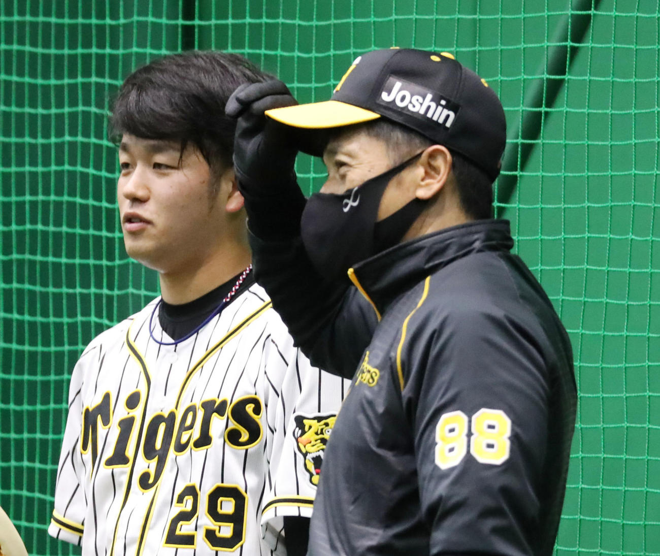2軍練習を視察に訪れた矢野監督（右）と話す高橋（撮影・加藤哉）