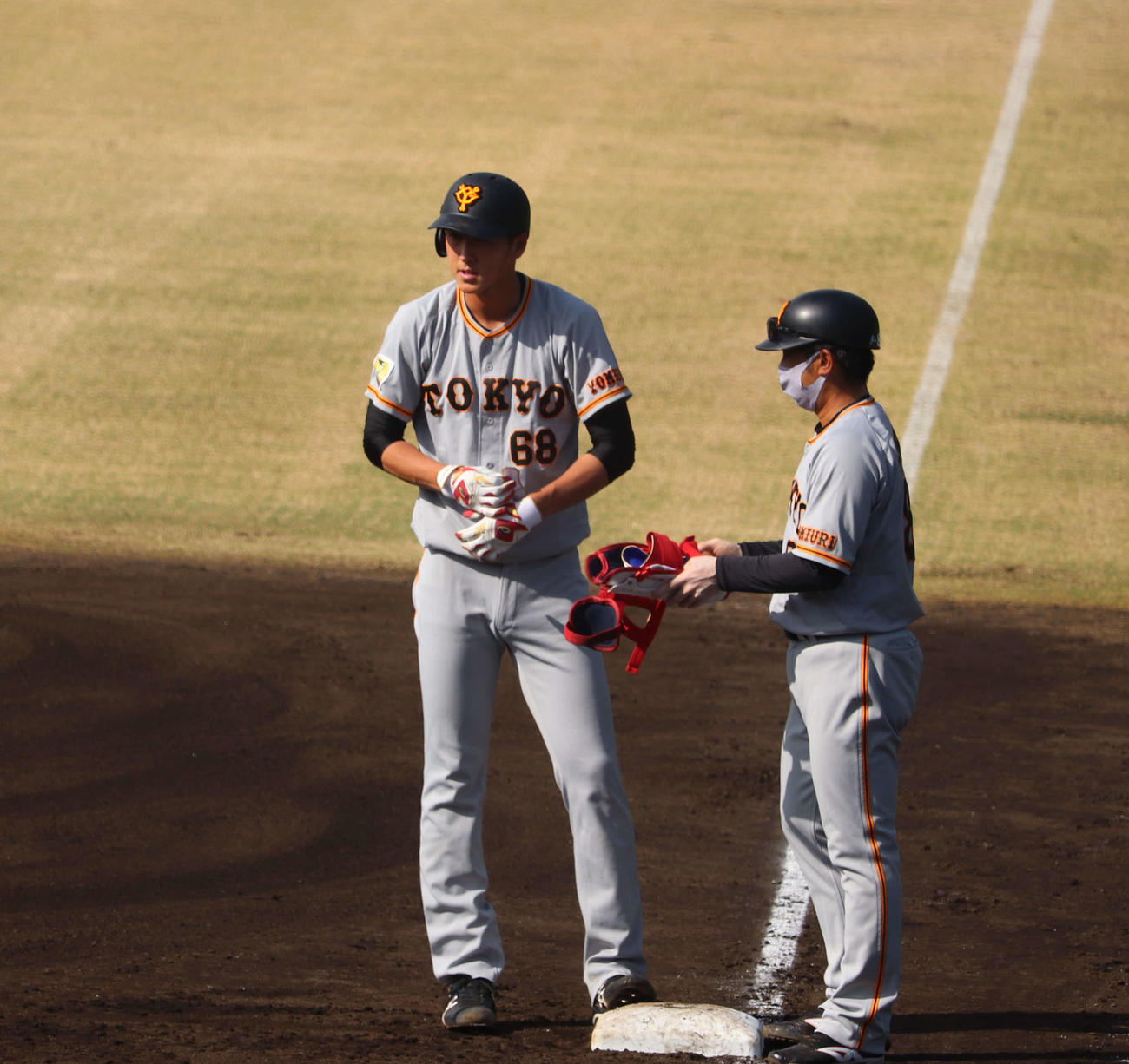 西武対巨人　6回表巨人無死一塁、右前へ公式戦初安打を放った秋広（左）（撮影・小早川宗一郎）