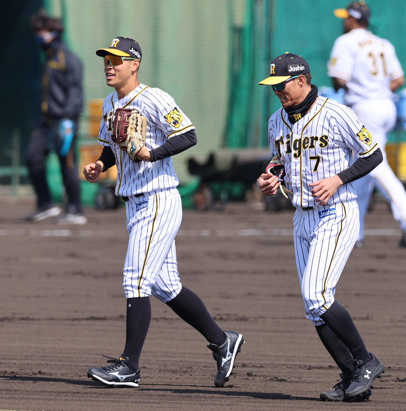 守備練習に向かう佐藤輝明（左）と糸井嘉男（撮影・清水貴仁）