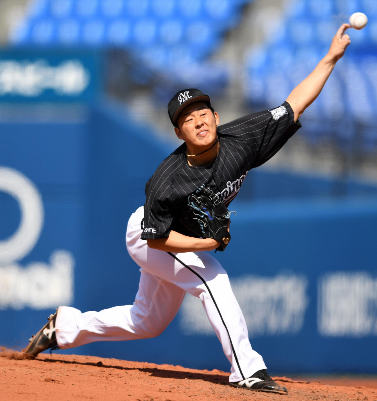 DeNA対ロッテ　3回裏から2番手で登板したロッテ鈴木（撮影・横山健太）