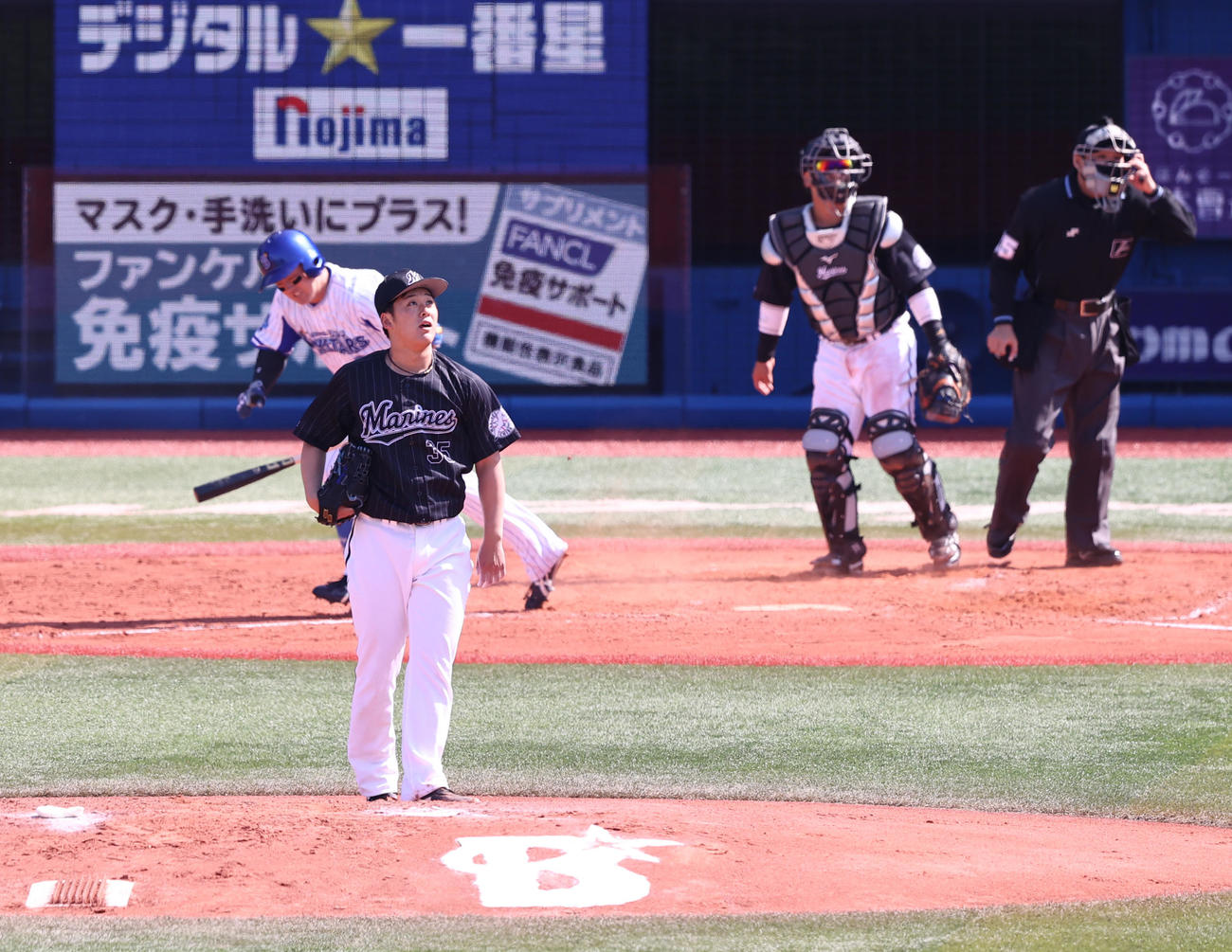 DeNA対ロッテ　3回裏DeNA1死、牧を左飛に仕留める鈴木（撮影・野上伸悟）