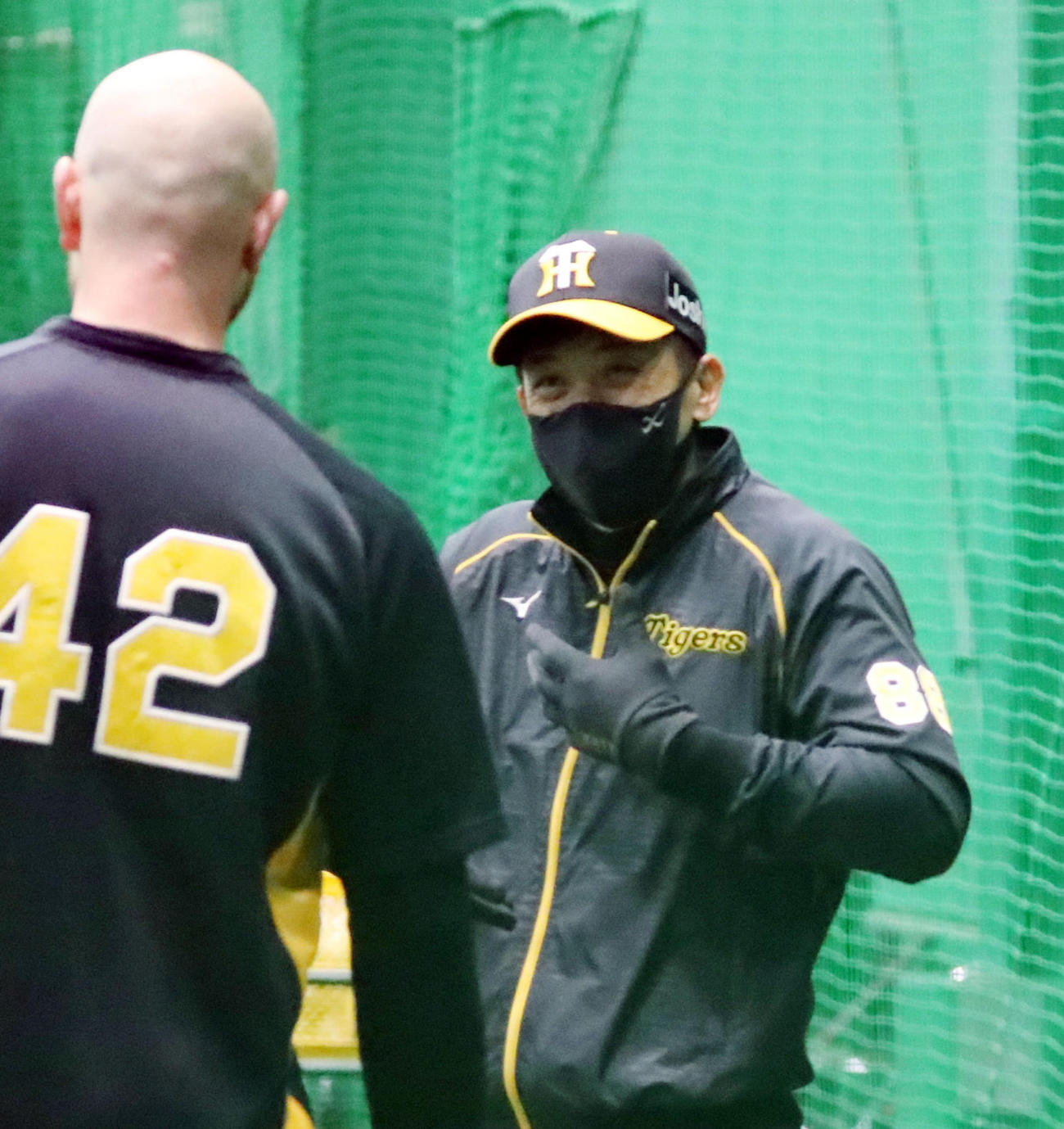 2軍練習を視察に訪れた矢野監督（右）は身ぶりを交えエドワーズと談笑（撮影・加藤哉）