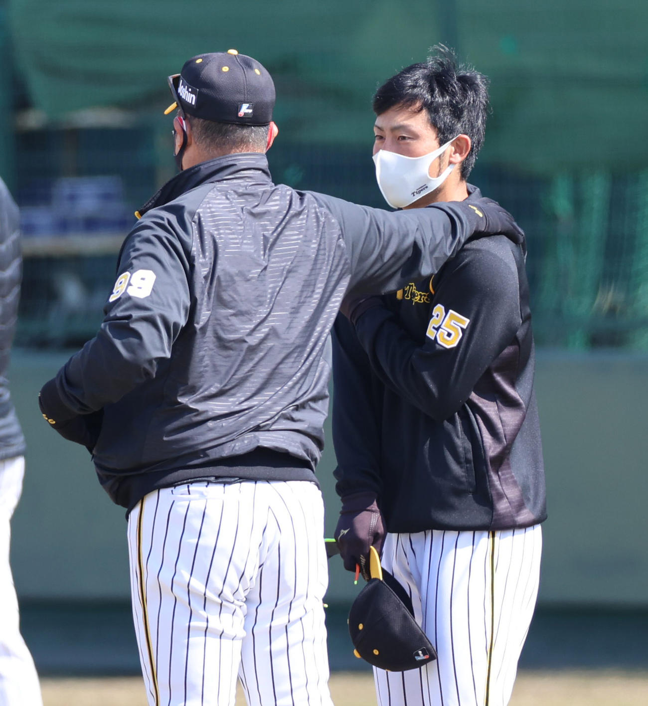 1軍に合流し井上ヘッドコーチ（左）にあいさつする江越（撮影・清水貴仁）