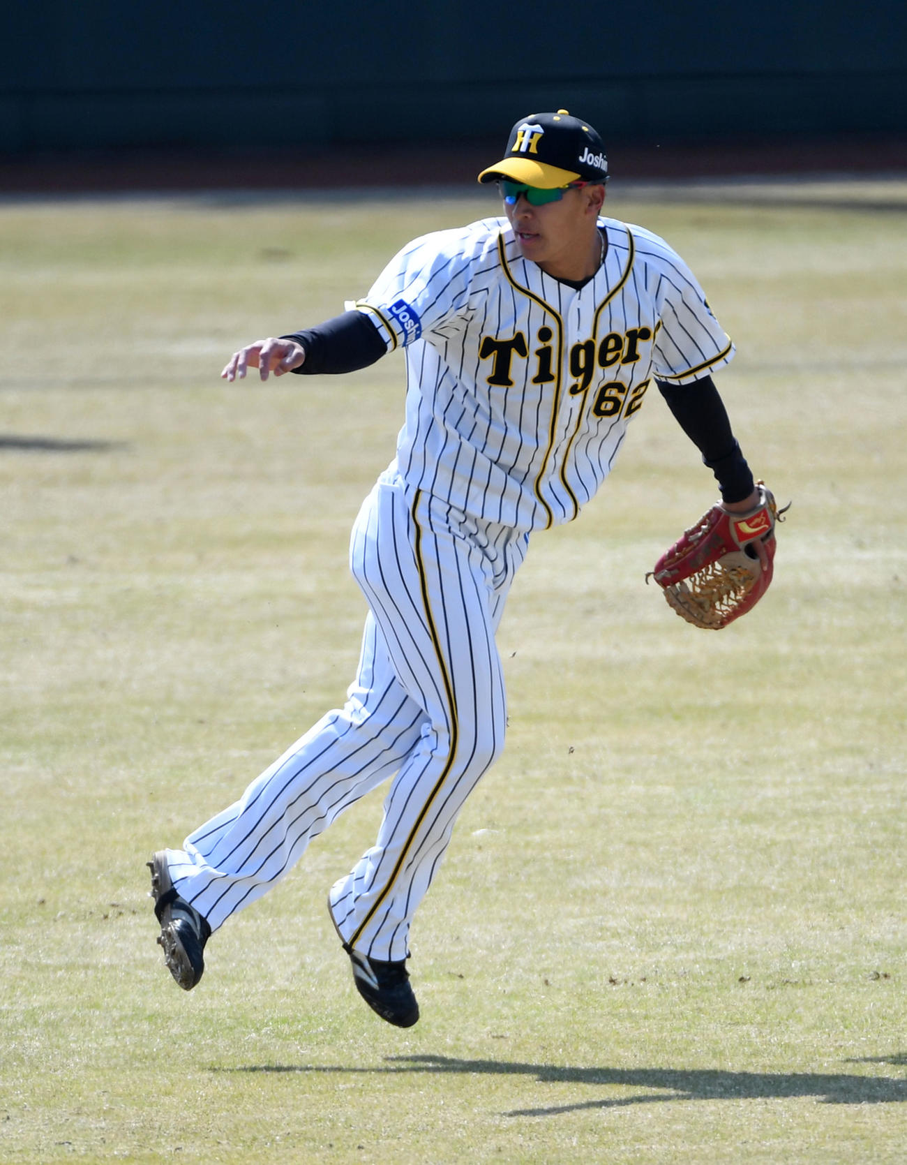 守備練習で軽快な動きを見せる植田（撮影・前岡正明）