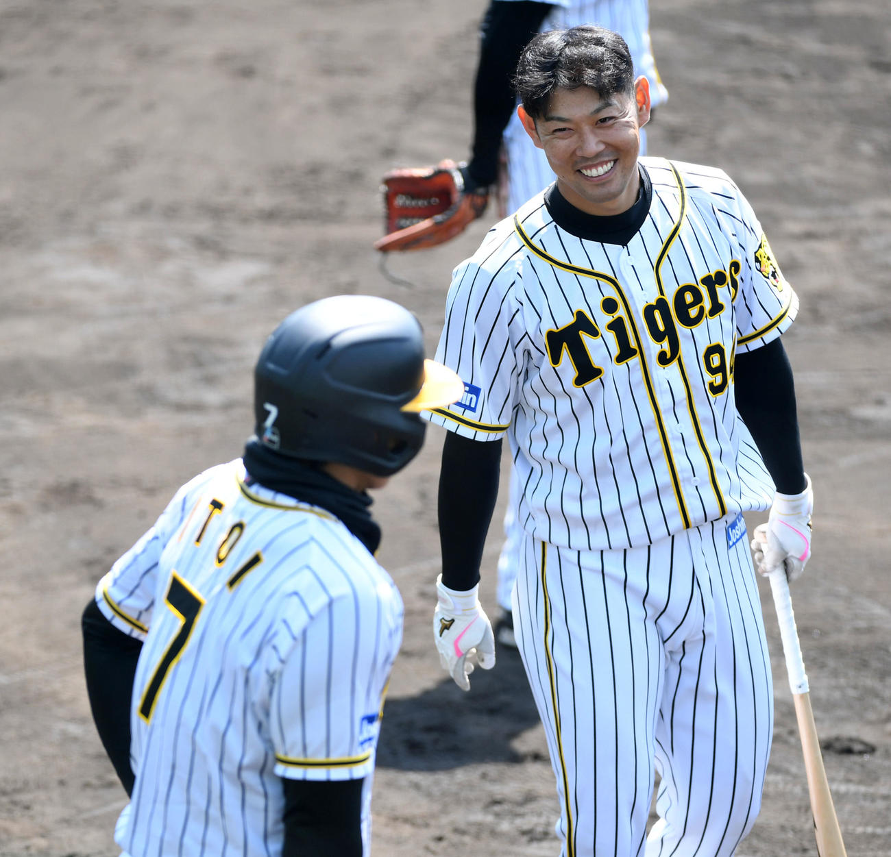 笑顔で糸井（左）と話す原口（撮影・前岡正明）