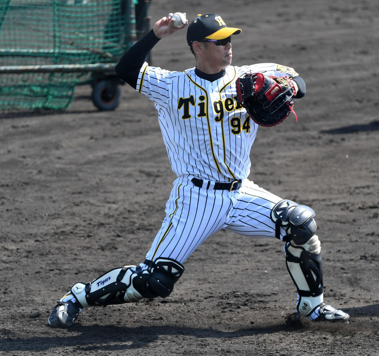 守備練習で軽快な動きを見せる原口（撮影・前岡正明）