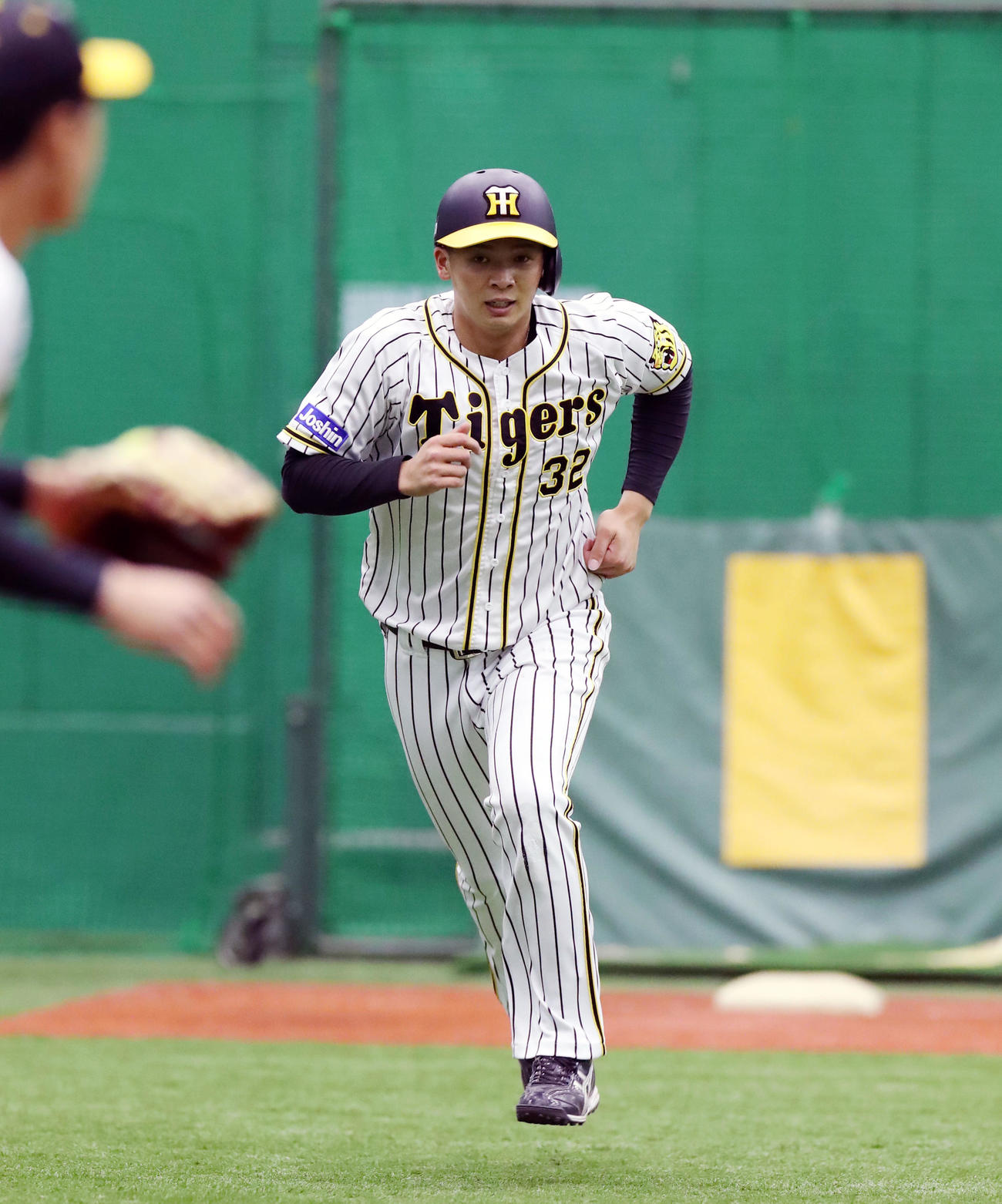 投内連係の練習で一塁走者として走る井上（撮影・加藤哉）