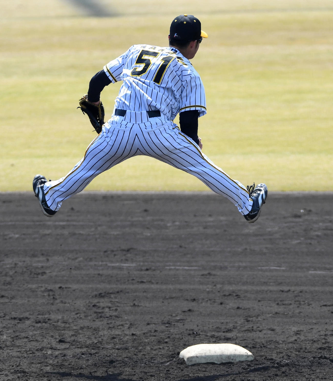 守備練習で軽快な動きを見せる中野（撮影・前岡正明）