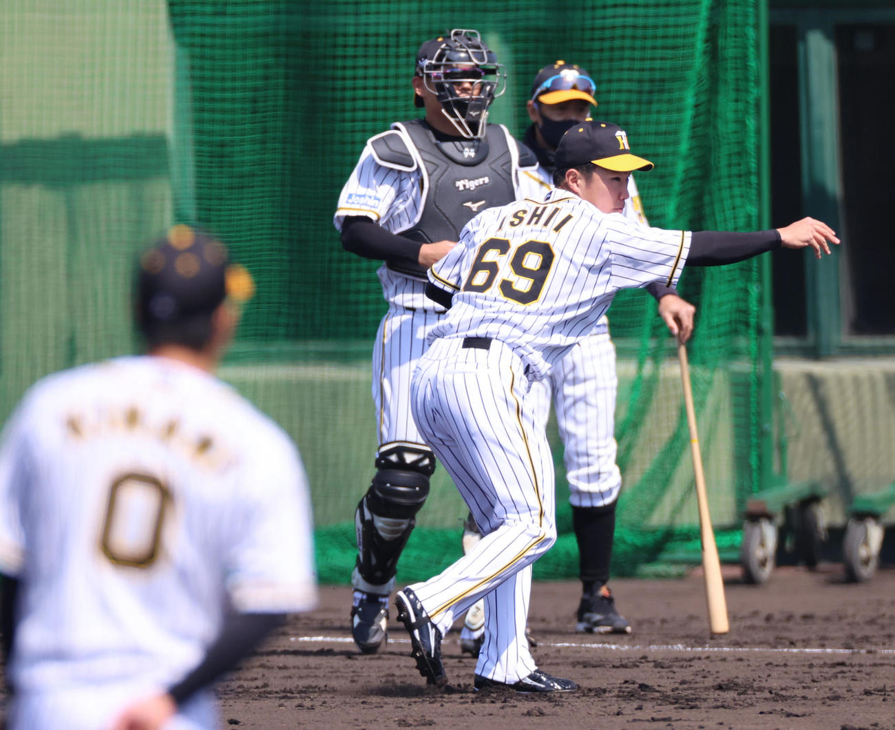 投内連係練習を行う石井大智（撮影・清水貴仁）