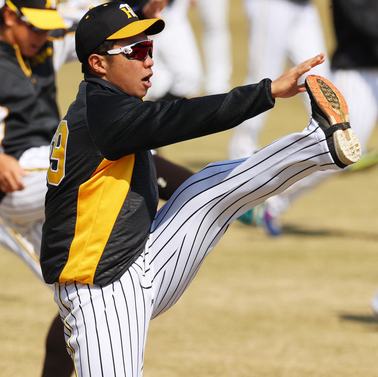 ウオーミングアップを行う石井大智（撮影・清水貴仁）