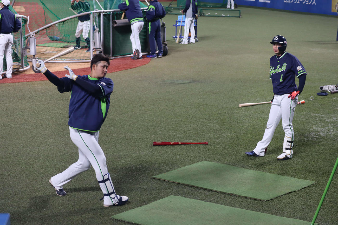 ヤクルト村上（左）は、山田が見守る中、打撃練習を行う（撮影・湯本勝大）
