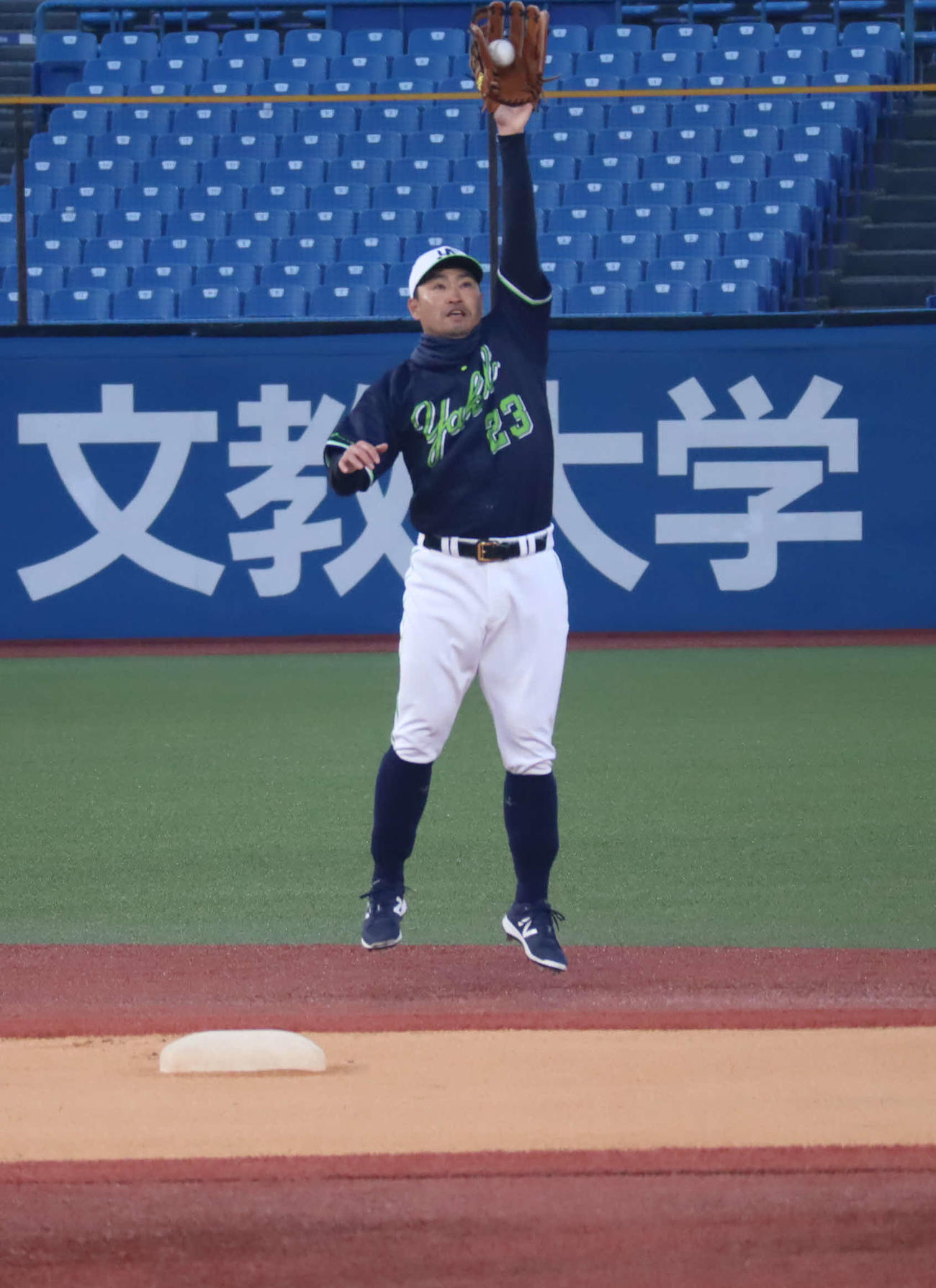 ナイター練習のキャッチボールで、ヤクルト青木は、元山からの送球を好捕する（撮影・湯本勝大）