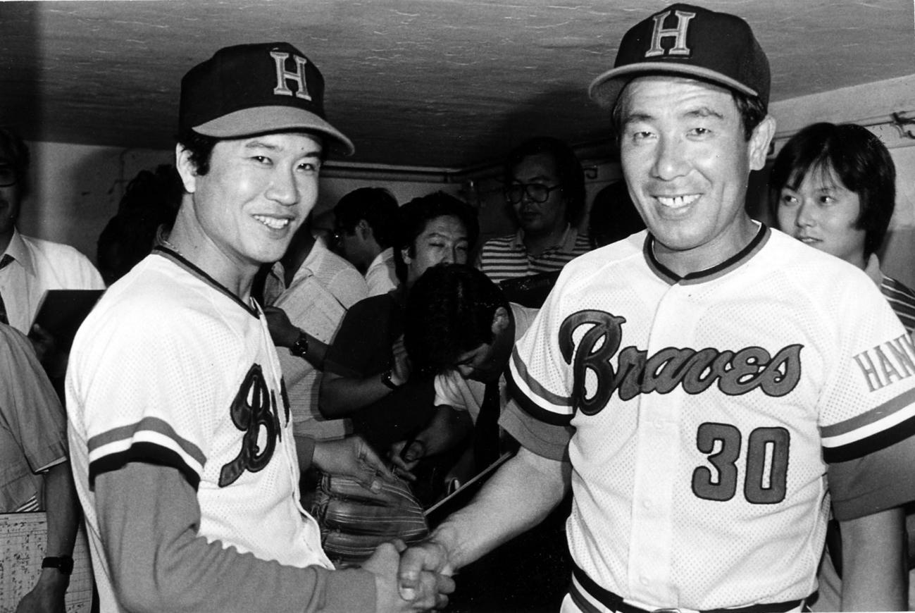 82年、ガッチリ握手をかわす阪急上田利治監督（右）と山田久志