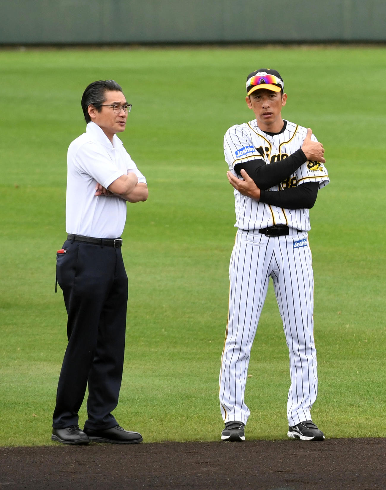 20年2月、阪神矢野監督（右）と話す嶌村聡氏