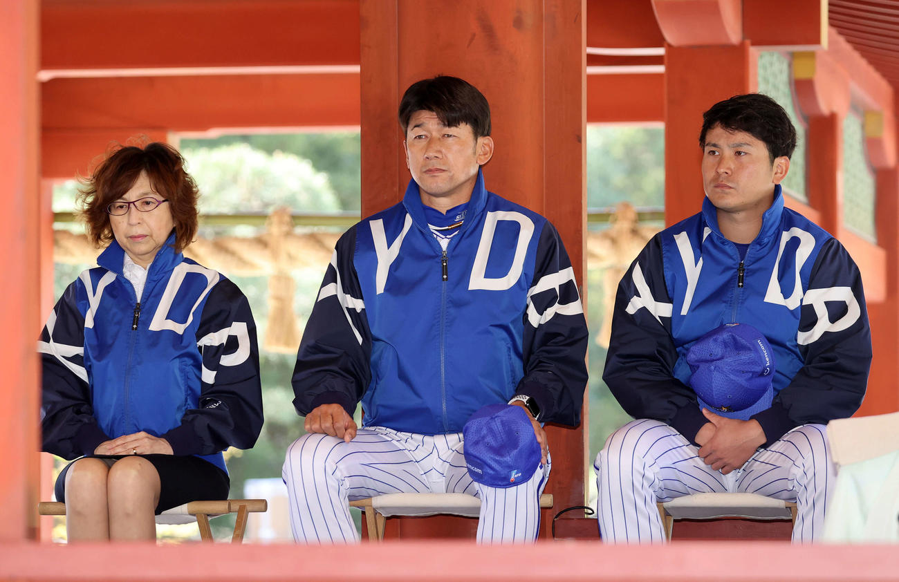 必勝祈願する。左からDeNA南場オーナー、三浦監督、佐野（撮影・鈴木正人）
