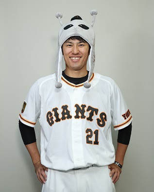 販売開始が決定した「進撃の宇宙人キャップ」を被り笑顔を見せる巨人井納（球団提供）