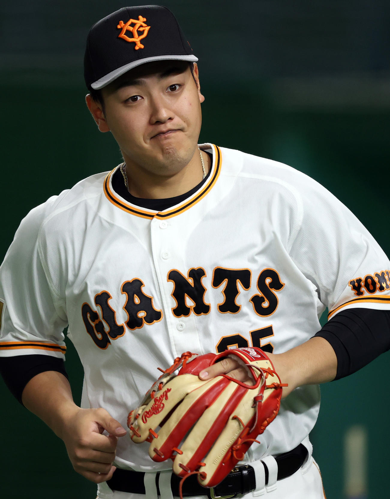 笑顔でノック練習に向かう岡本和（撮影・狩俣裕三）