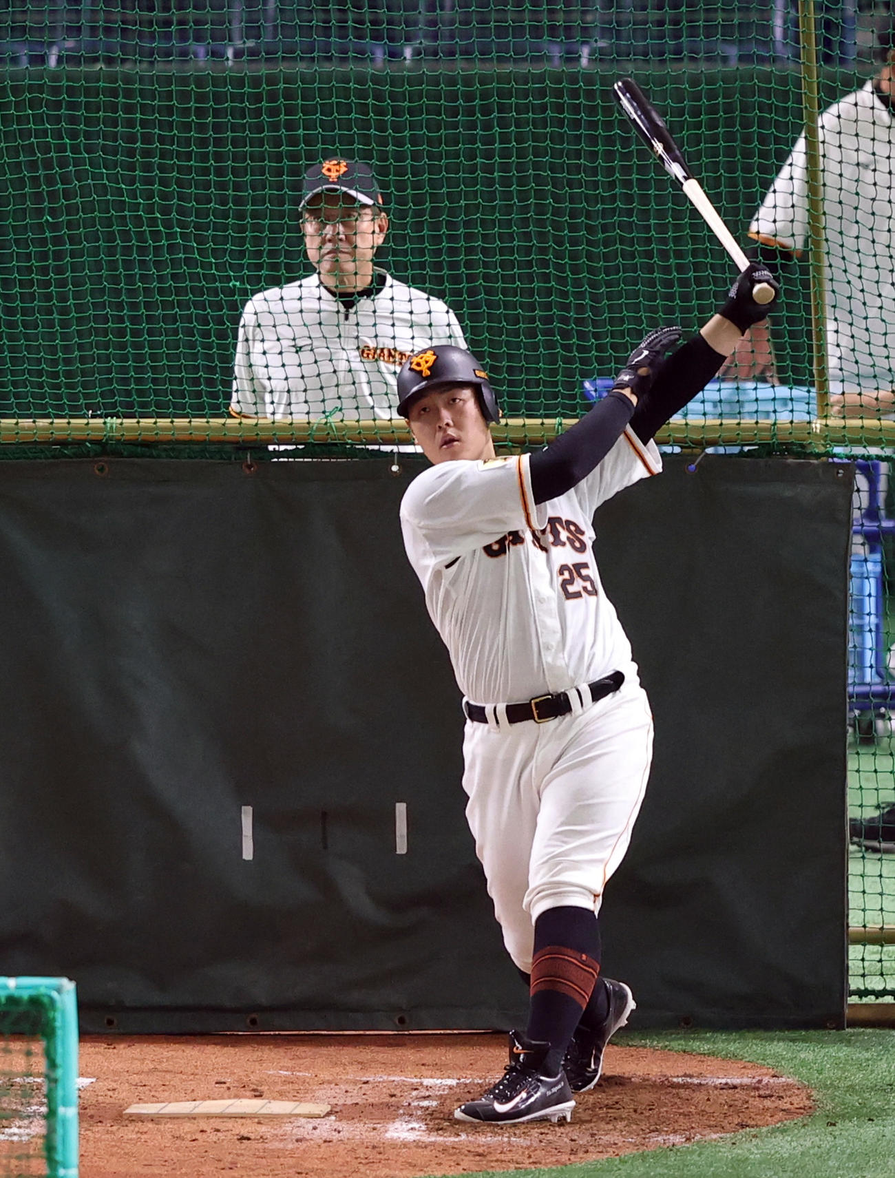 原監督（後方）が見守る中、フリー打撃を行う岡本和（撮影・狩俣裕三）