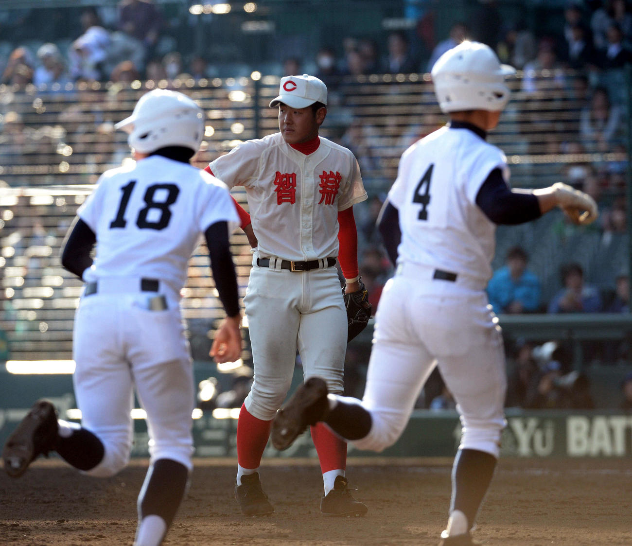 智弁学園対佐野日大　10回裏佐野日大2死満塁、サヨナラ安打を浴びがっくりの智弁学園・岡本（中央）（2014年3月28日撮影）