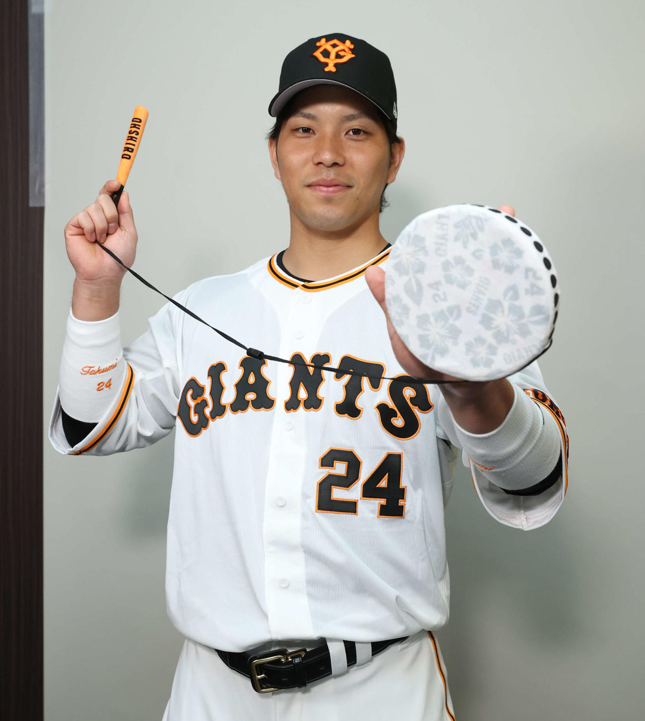 「大城エイサー太鼓」を手に笑顔の巨人大城（球団提供）