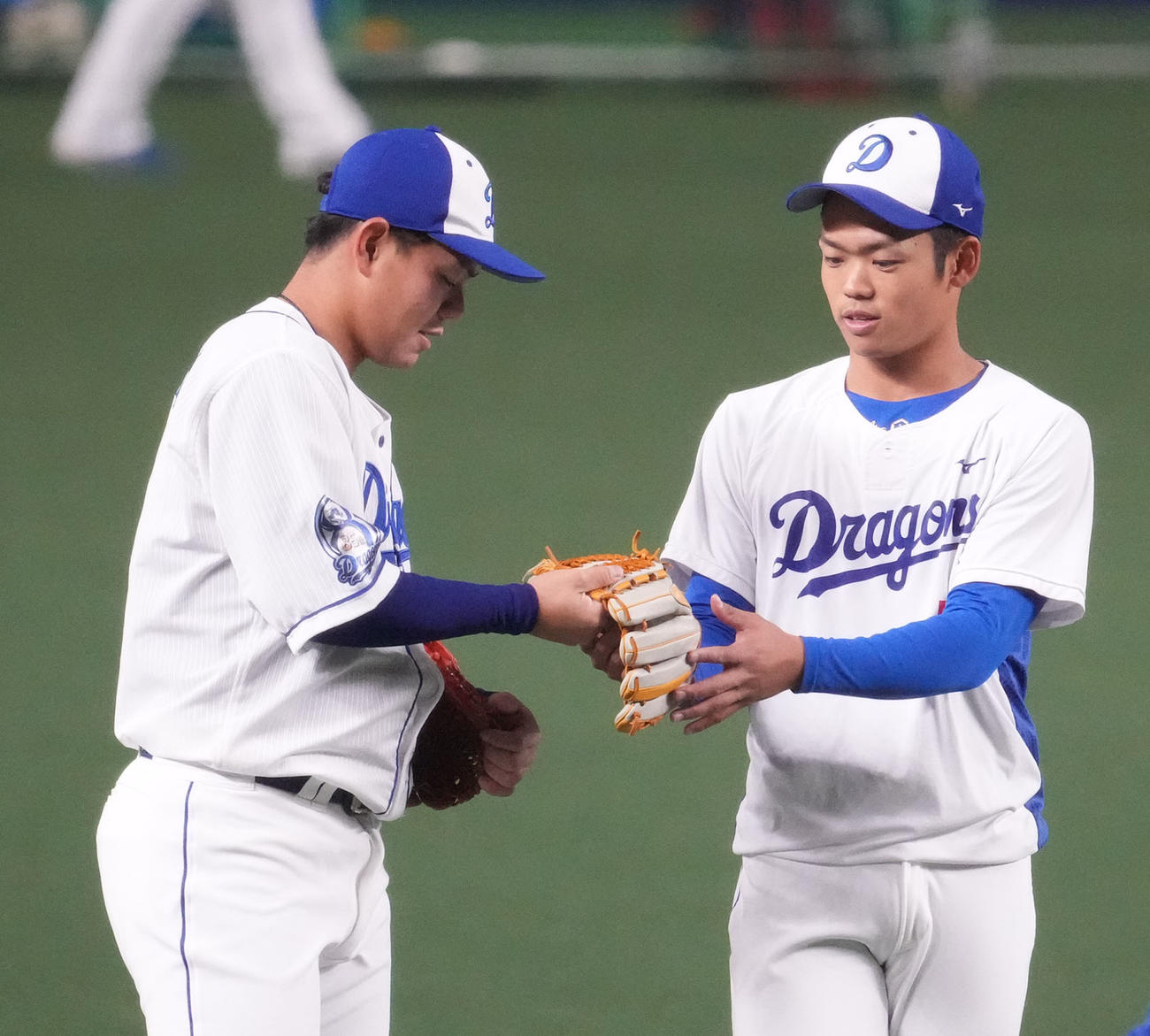 根尾昂（右）のグラブを見る高橋周平（左）（撮影・森本幸一）