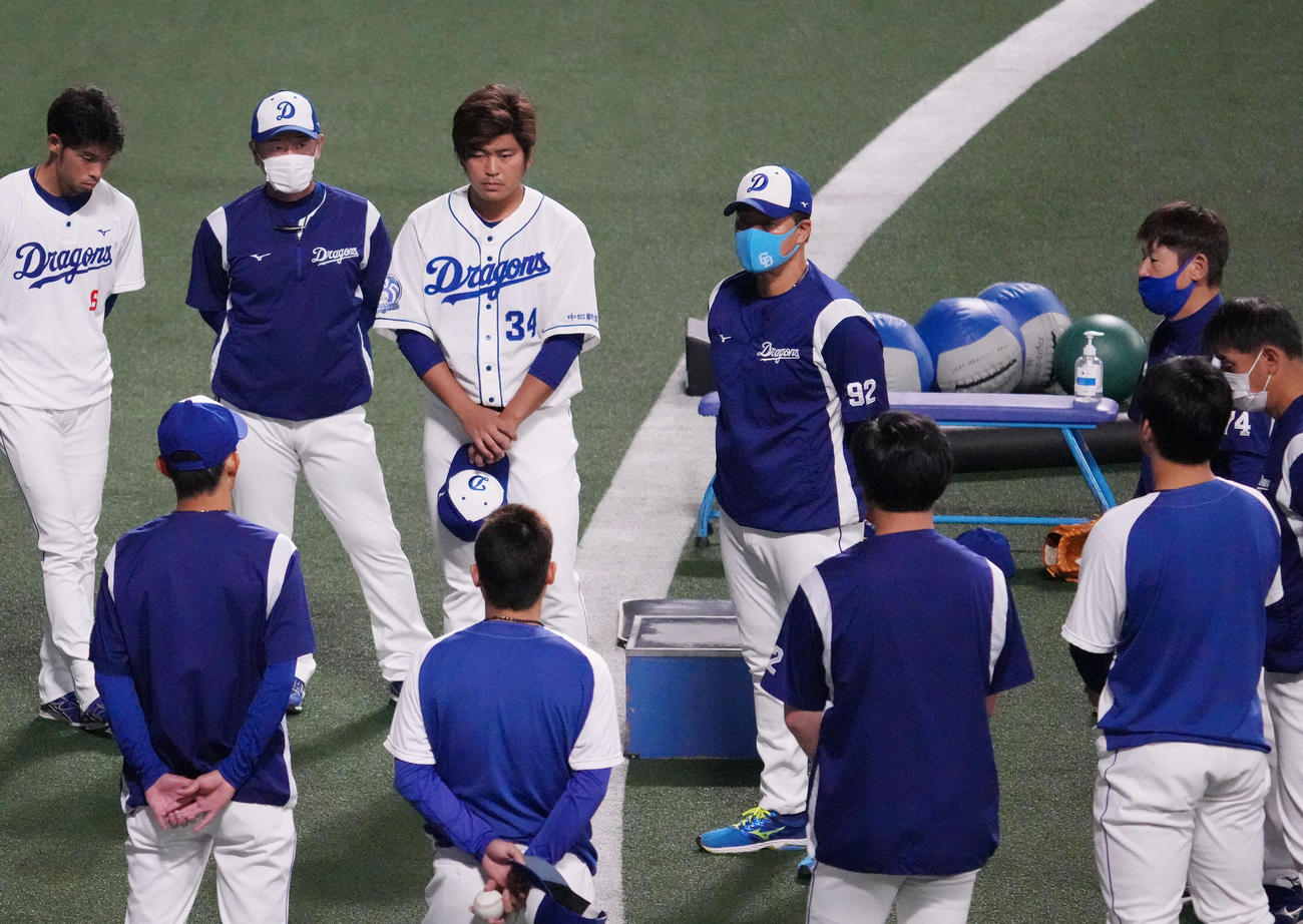 投手陣の円陣に加わり言葉をかける与田剛監督（中央）（撮影・森本幸一）
