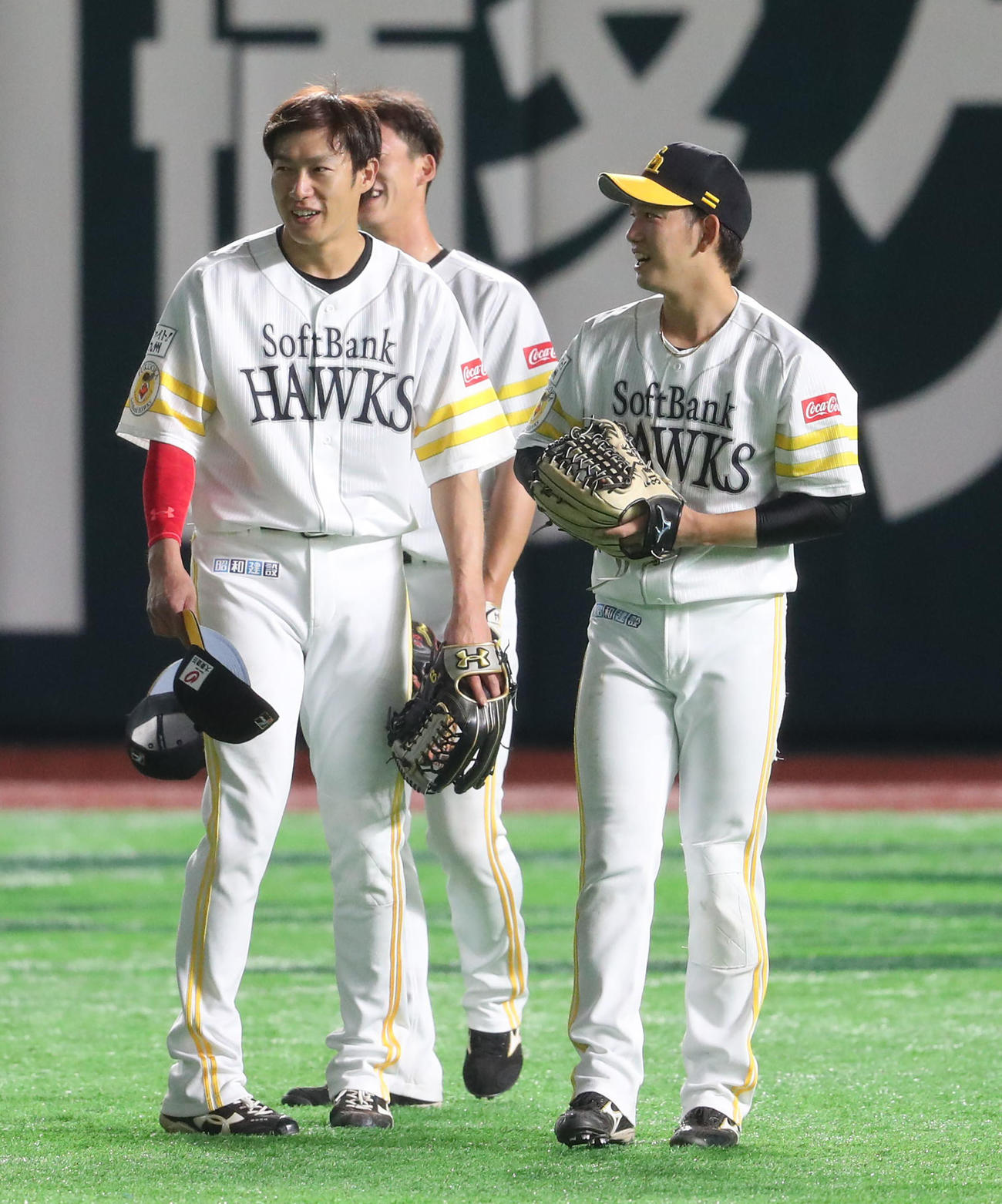 外野付近での守備ノックを待つ左から柳田悠岐、真砂勇介、栗原陵矢（撮影・梅根麻紀）