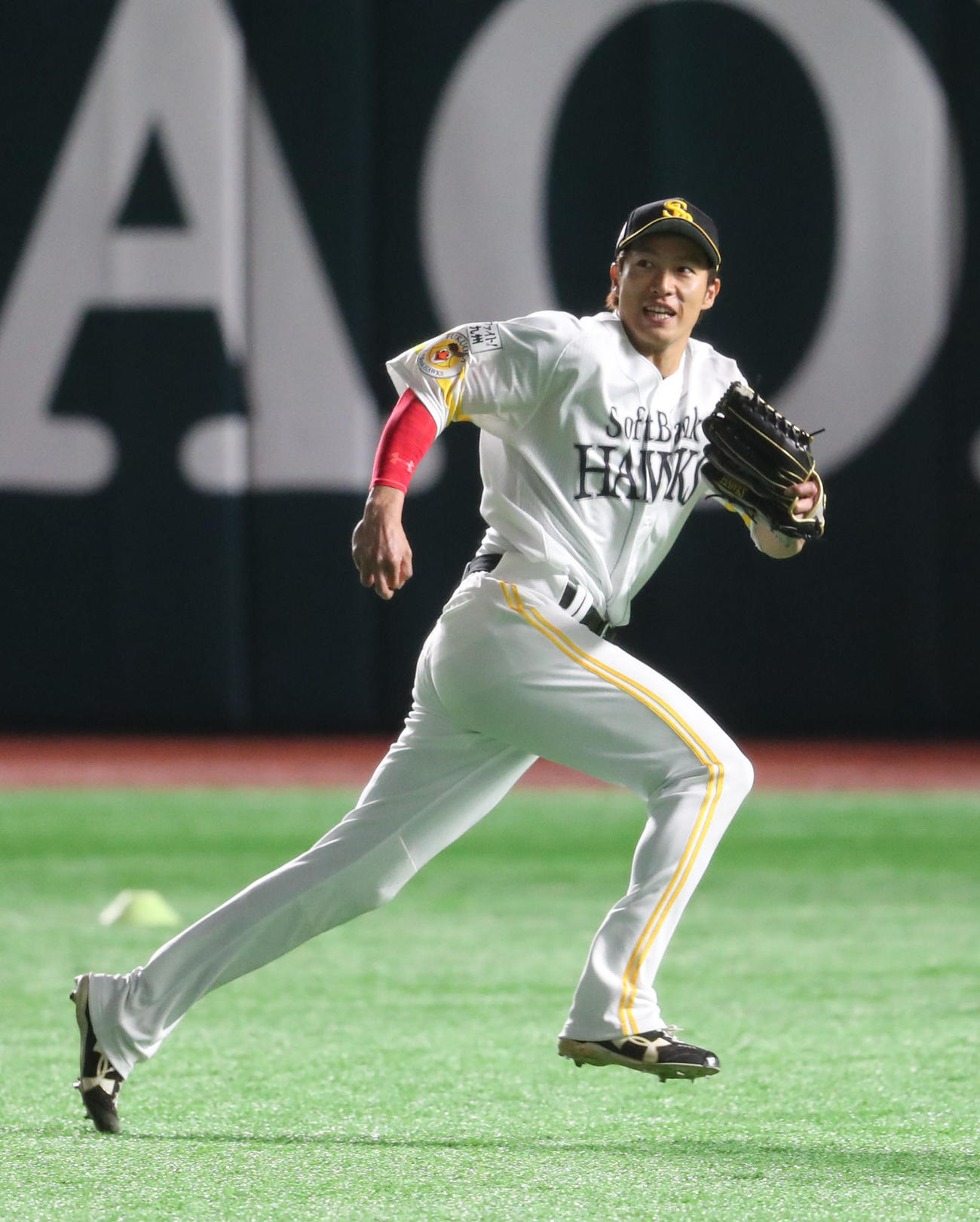 元気よく守備ノックを受ける柳田悠岐（撮影・梅根麻紀）