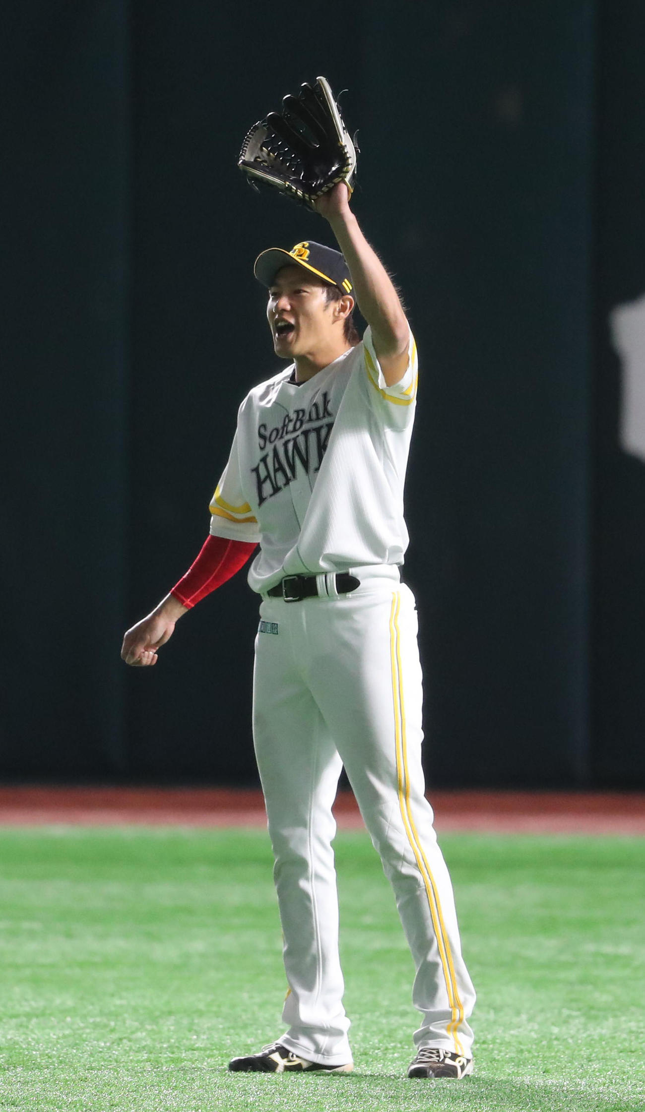元気よく守備ノックを受ける柳田悠岐（撮影・梅根麻紀）