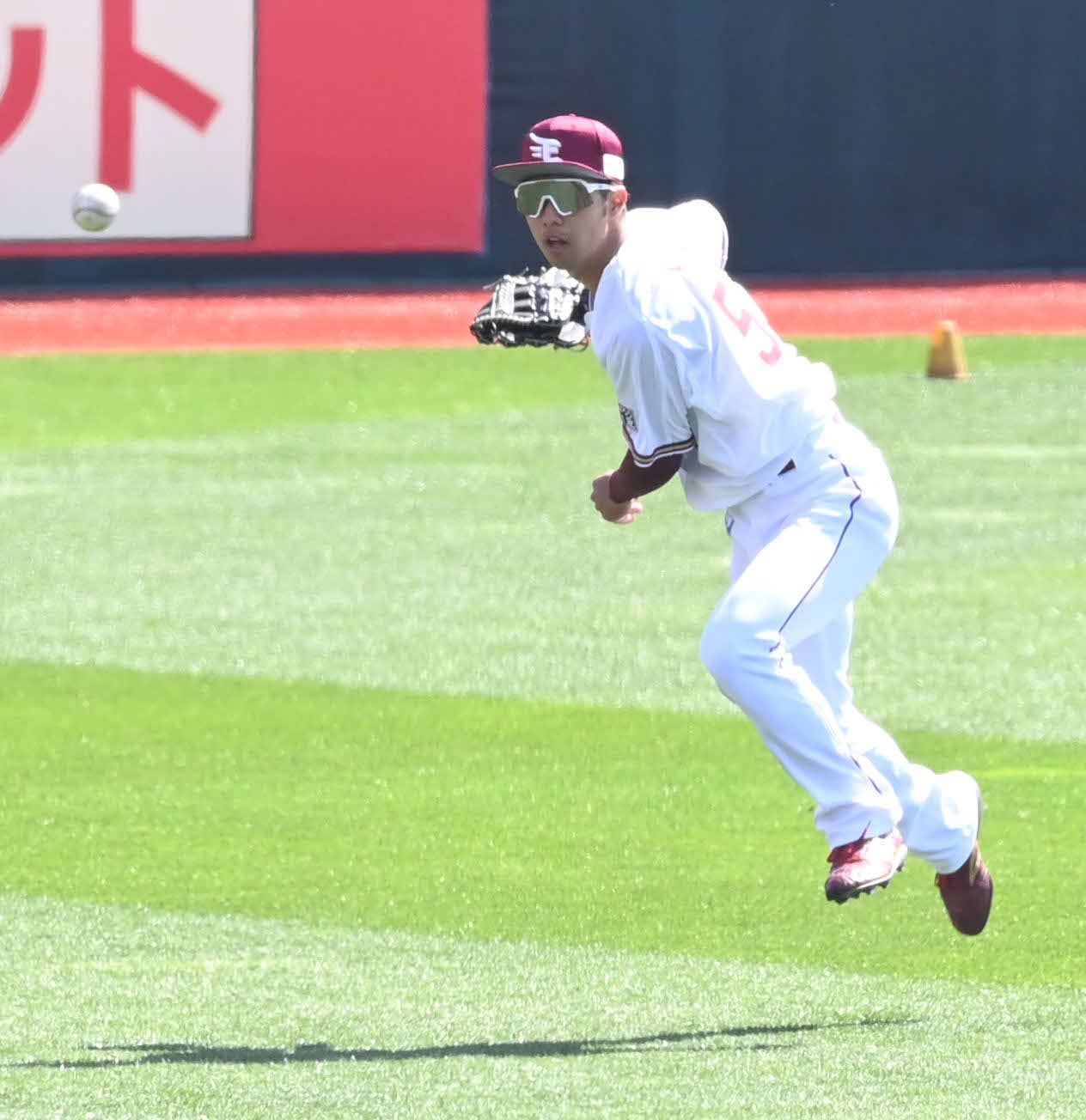 ノックで三塁へ送球する楽天武藤（撮影・山崎安昭）