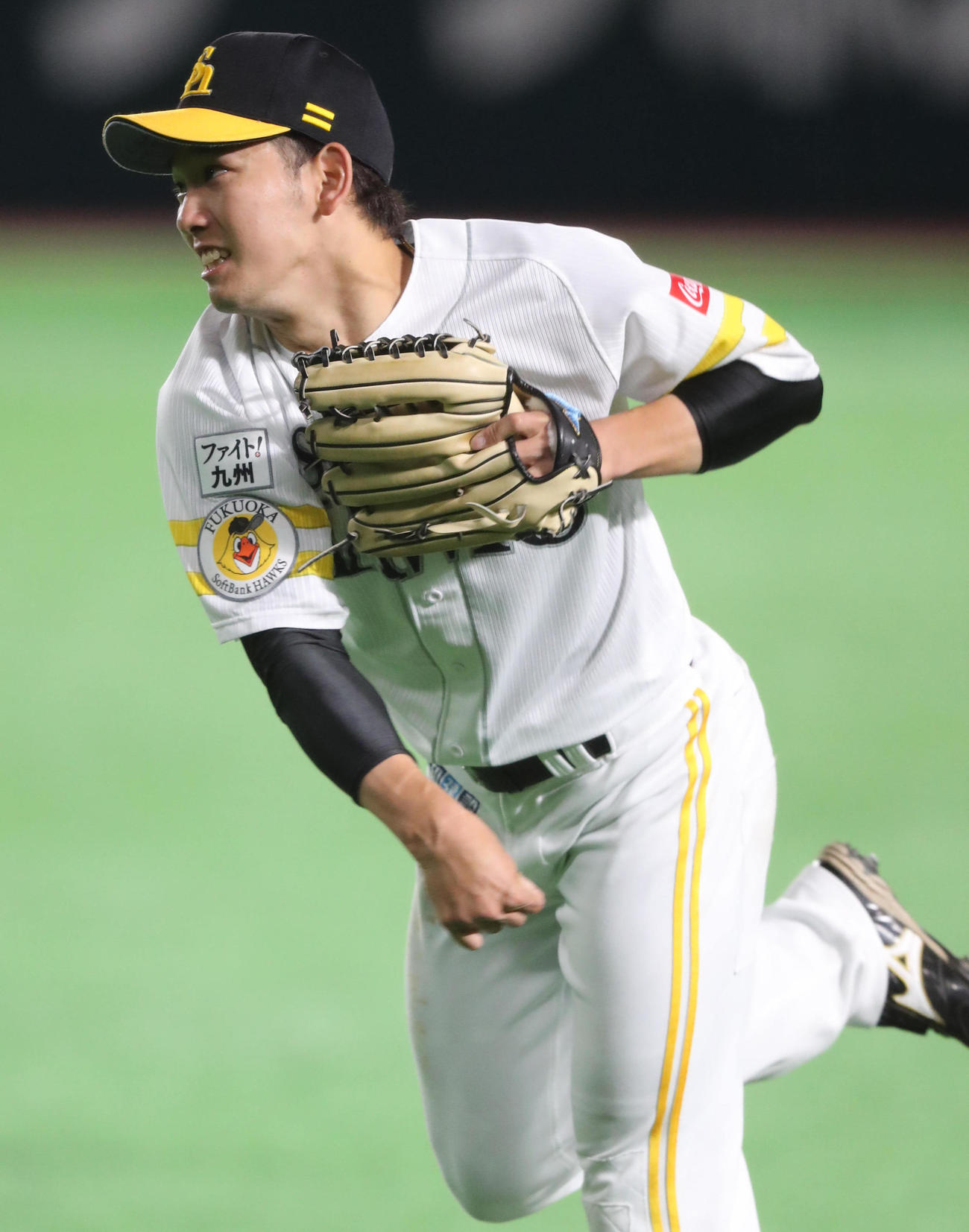 守備ノックで右翼に入り、軽快を動きを見せる栗原陵矢（撮影・梅根麻紀）