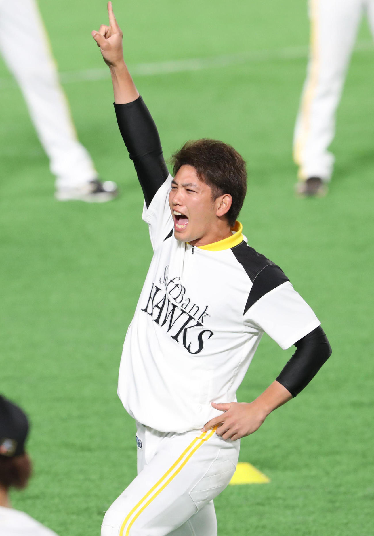 練習前、ナインの前で気合いを入れる栗原陵矢（撮影・梅根麻紀）