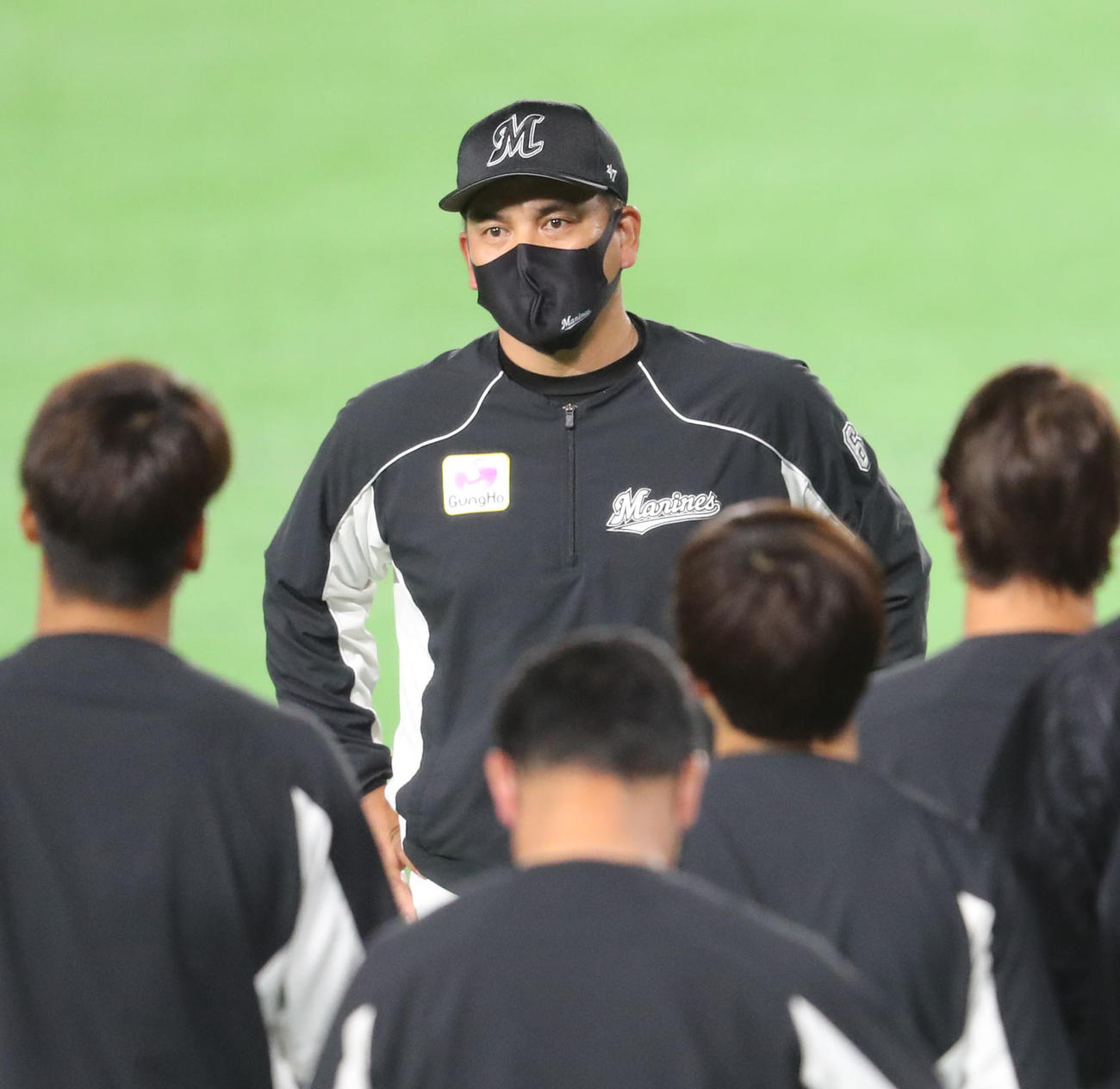 練習前、ナインに話をする井口資仁監督（撮影・梅根麻紀）