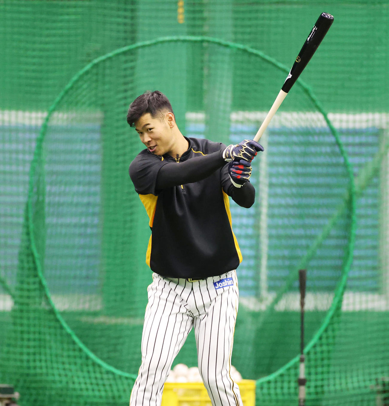素振りを行う佐藤輝（撮影・清水貴仁）