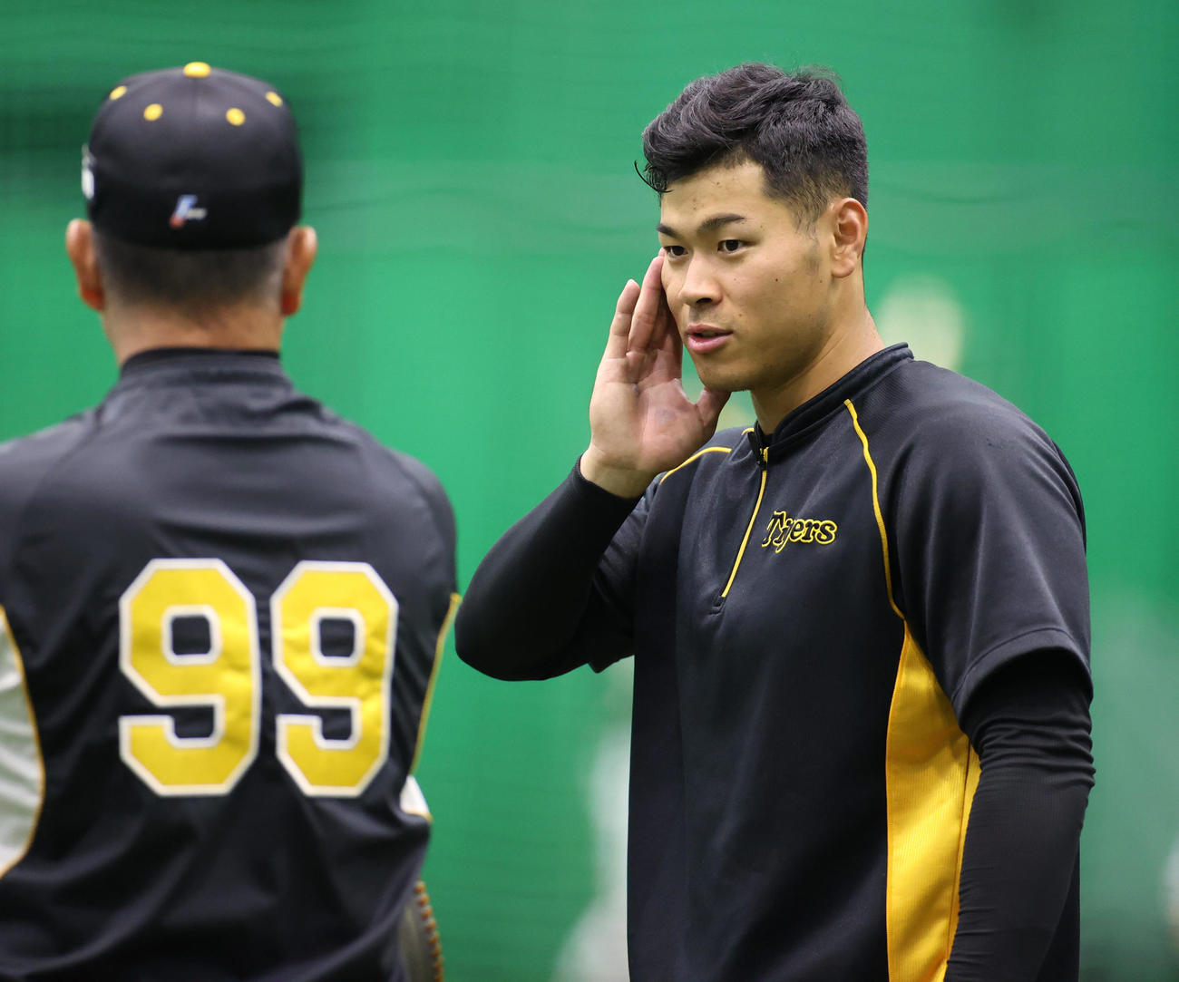 井上一樹ヘッドコーチ（左）と話す佐藤輝明（撮影・清水貴仁）