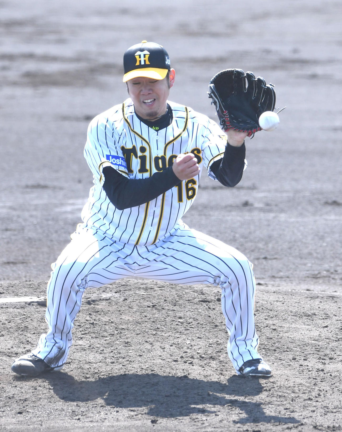 徳島戦の2回、小山のゴロを好捕する西勇（代表撮影）