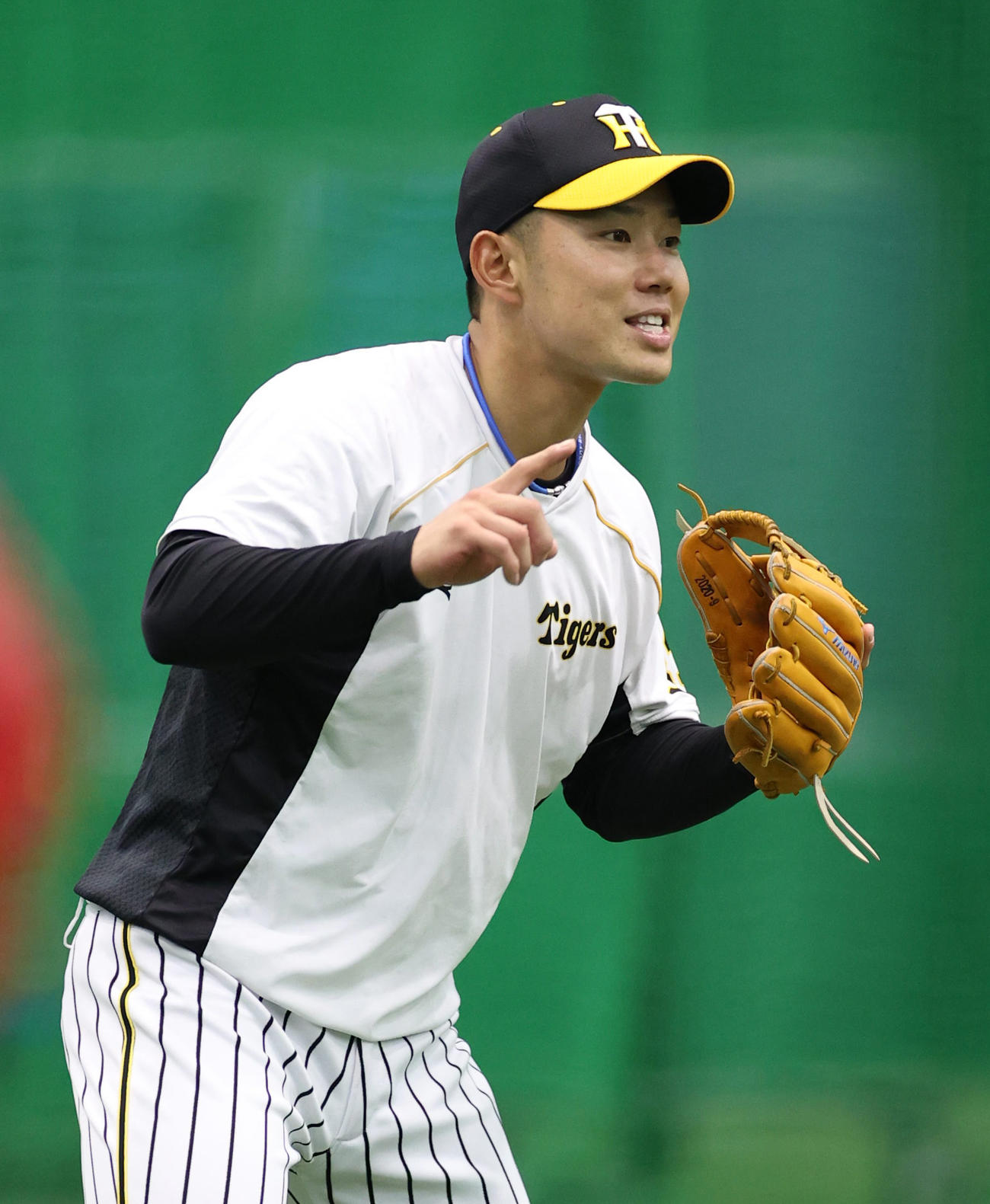 ノックを受ける糸原健斗（撮影・清水貴仁）