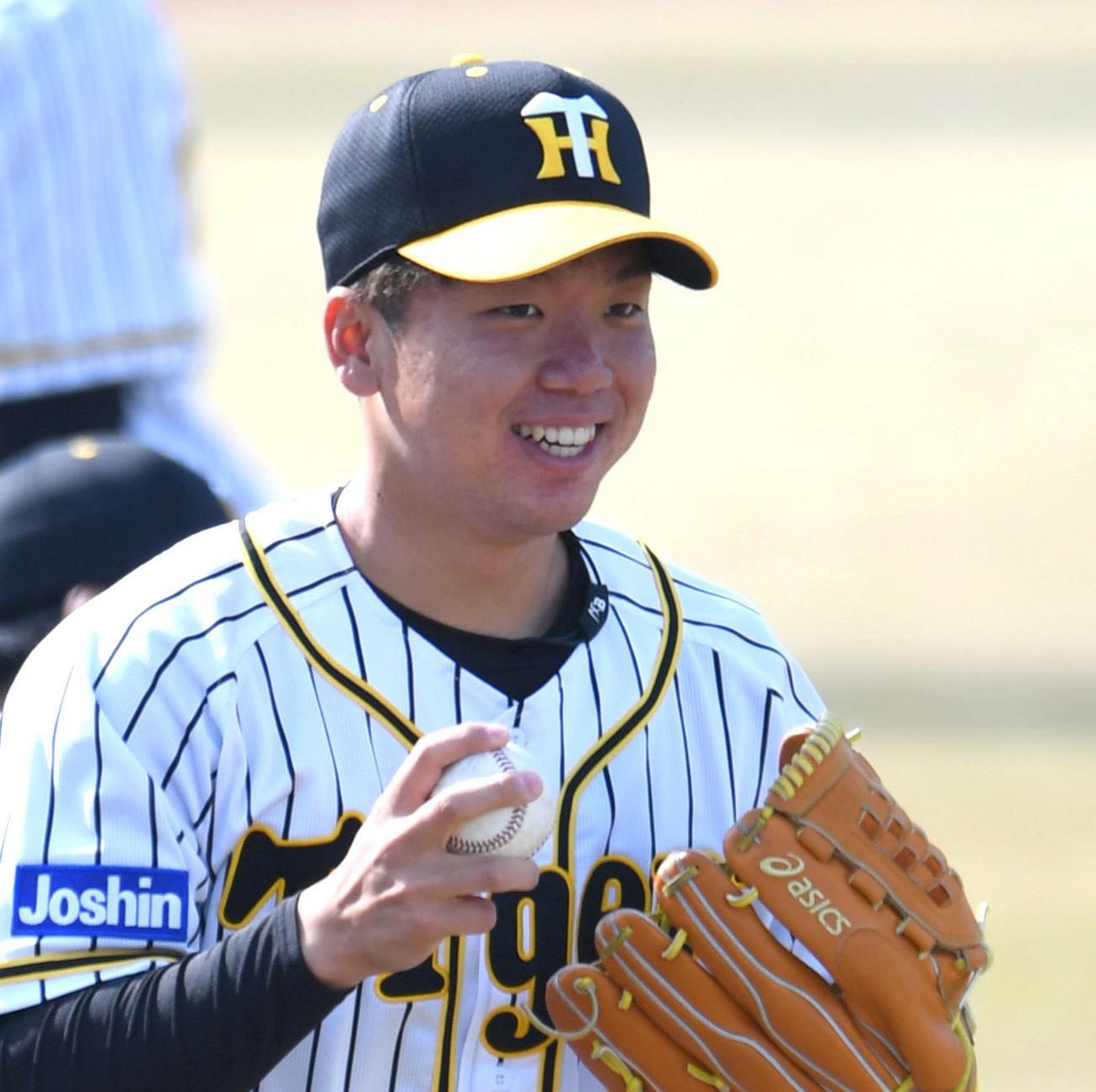 練習中に笑顔を見せる阪神・村上頌樹（代表撮影）